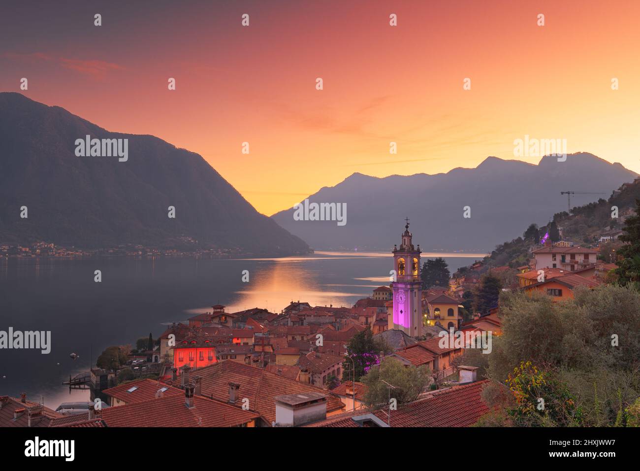 Sala Comacina, Como, Italien kleine Stadt am Comer See in der Abenddämmerung. Stockfoto