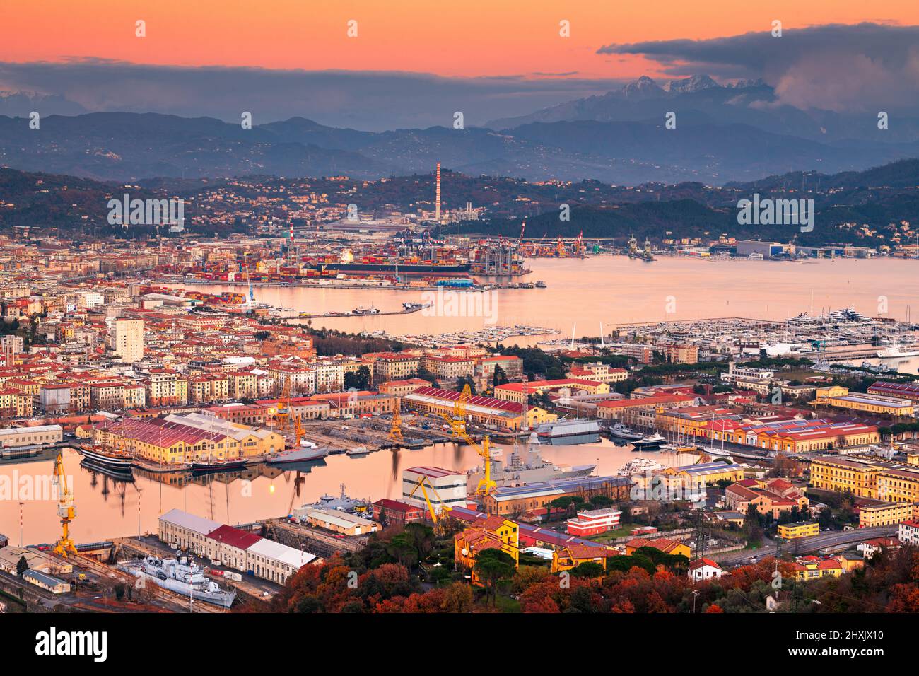 La Spezia, Italien Skyline am Hafen in der Abenddämmerung. Stockfoto