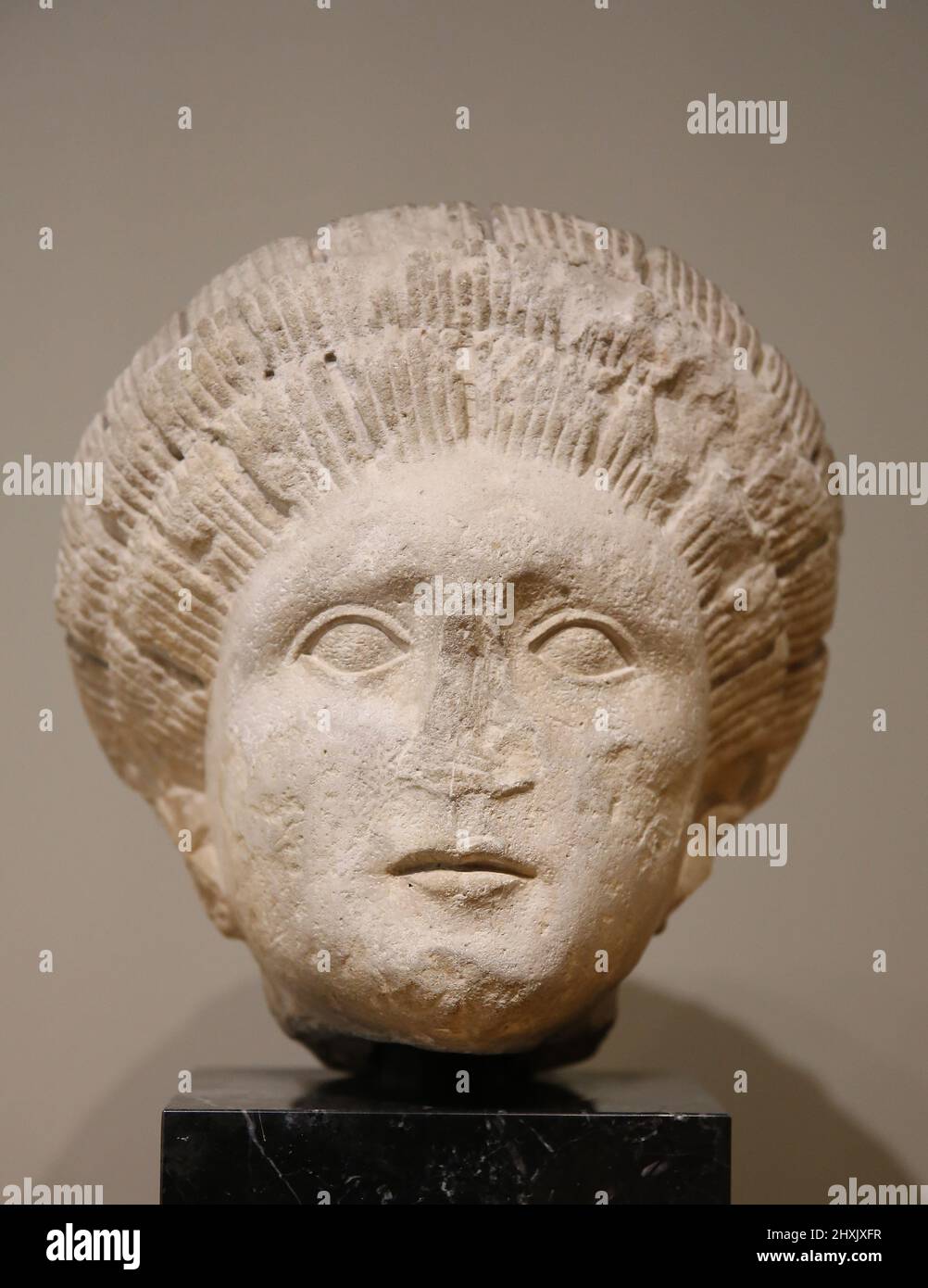 Weibliches Porträt. Hispanischer Workshop. Letzte des 1.. Jahrhunderts oder Anfang des 2.. Jahrhunderts n. Chr. Kalkhaltiger Stein. Frederic Mares Museum. Barcelona, Sp Stockfoto