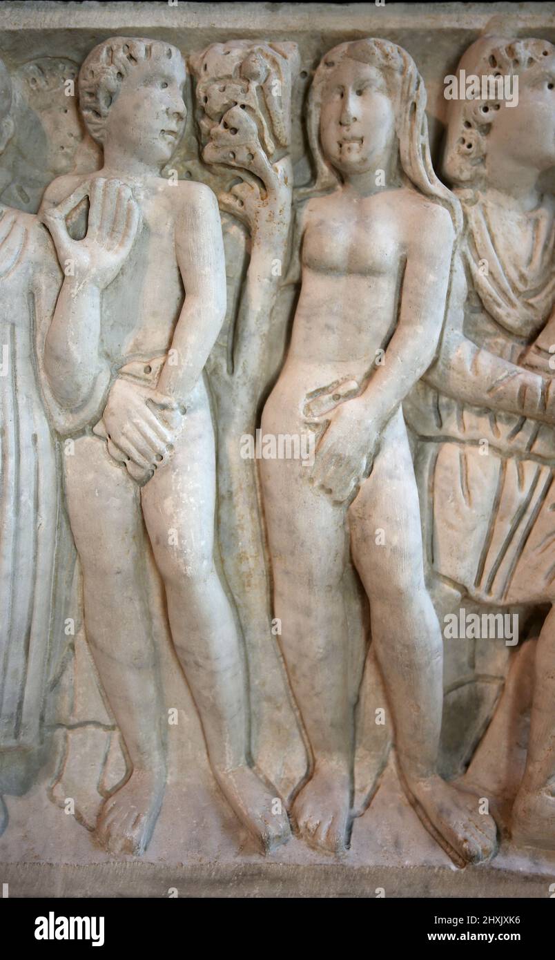 Frontplatte der Sarkophag mit biblischen Szenen. Geschnitzt in einer römischen Werkstatt, 4. c. AD. Adam und Eva. Frederic Mares Museum. Barcelona, Spanien. Stockfoto