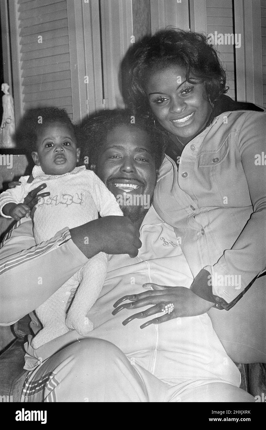 Barry White (Sänger) ist für eine Serie von sechs Konzerten mit seiner Frau Glodean und seiner zwei Monate alten Tochter Shaheiah Love White in London angekommen. Bild aufgenommen am 14.. März 1977 Stockfoto