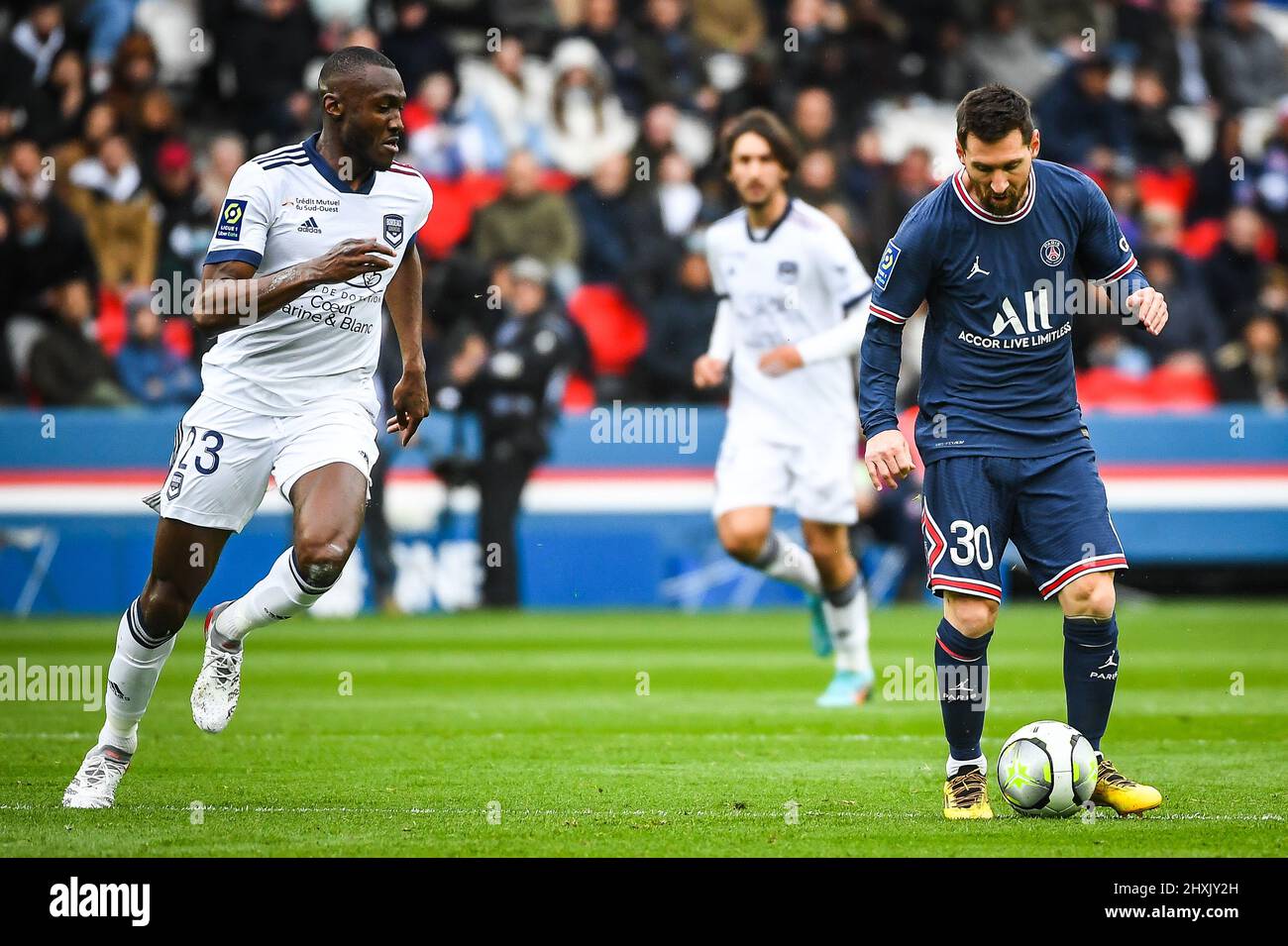 13. März 2022, Paris, Frankreich, Frankreich: Lionel (Leo) MESSI von PSG und Josuha GUILAVOGUI von Bordeaux während des Ligue 1-Spiels zwischen Paris Saint-Germain (PSG) und Girondins de Bordeaux am 13. März 2022 im Stadion Parc des Princes in Paris, Frankreich. (Bild: © Matthieu Mirville/ZUMA Press Wire) Stockfoto
