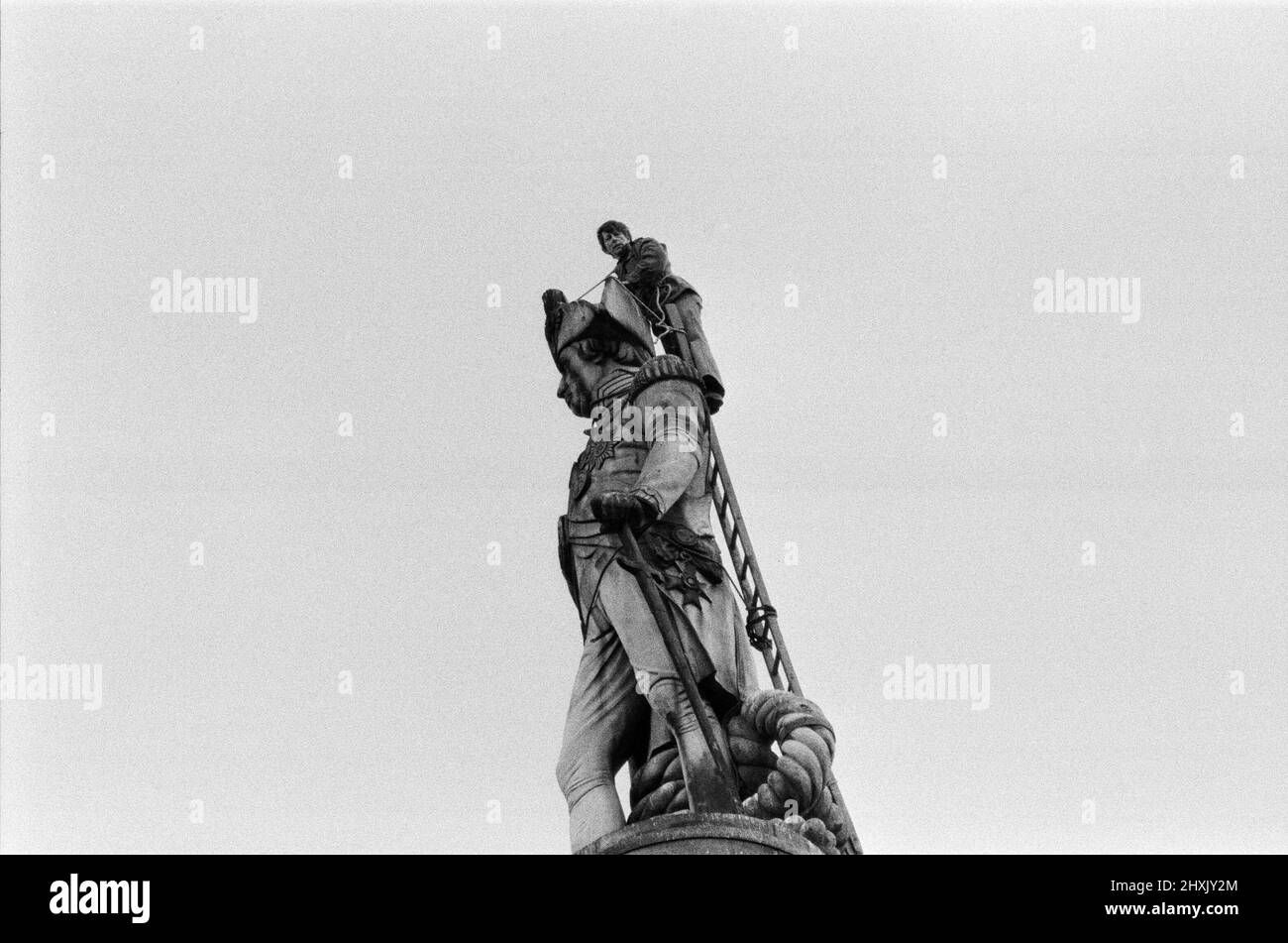 Blue Peters John Noakes klettert auf die Spitze von Nelson's Column. Er spricht an der Spitze mit Arbeitern, die Nelson waschen. 29.. April 1977. Stockfoto