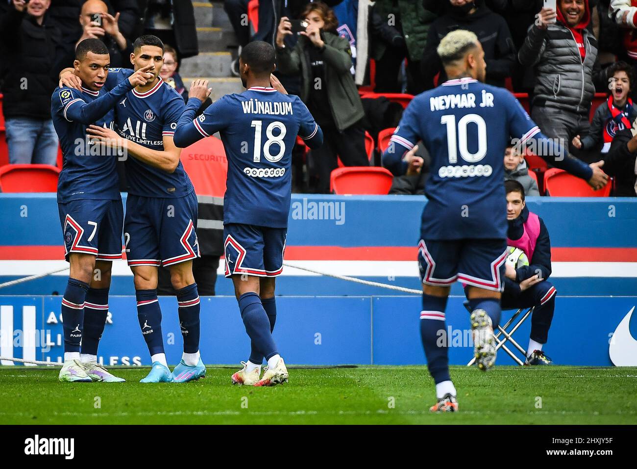 Paris, Frankreich, Frankreich. 13. März 2022. Kylian MMAPPE von PSG feiert sein Tor mit seinen Teamkollegen während des Ligue 1-Spiels zwischen Paris Saint-Germain (PSG) und Girondins de Bordeaux am 13. März 2022 im Stadion Parc des Princes in Paris, Frankreich. (Bild: © Matthieu Mirville/ZUMA Press Wire) Stockfoto