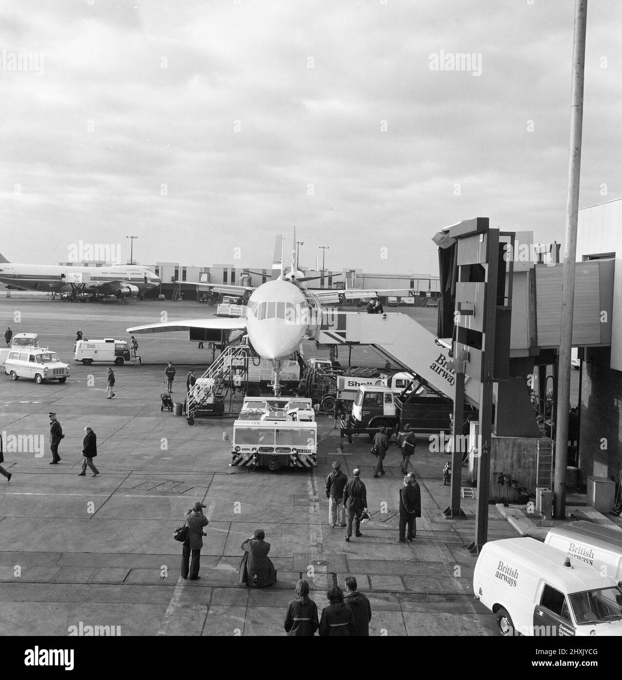 Erste kommerzielle Flüge des Überschallflugzeugs Concorde am 21.. Januar 1976, sieben Jahre nach seinem ersten Testflug. Ein Flug von British Airways ging vom Flughafen Heathrow in London nach Bahrain im Nahen Osten, während der andere Flug von Air France gleichzeitig um 11,40 Uhr vom Flughafen Orly in Paris nach Rio De Janeiro über Dakar, Senegal, abhob. Bild zeigt: Das Flugzeug wird vor dem Erstflug nach Bahrain am Flughafen Heathrow verladen. 21.. Januar 1976. Stockfoto