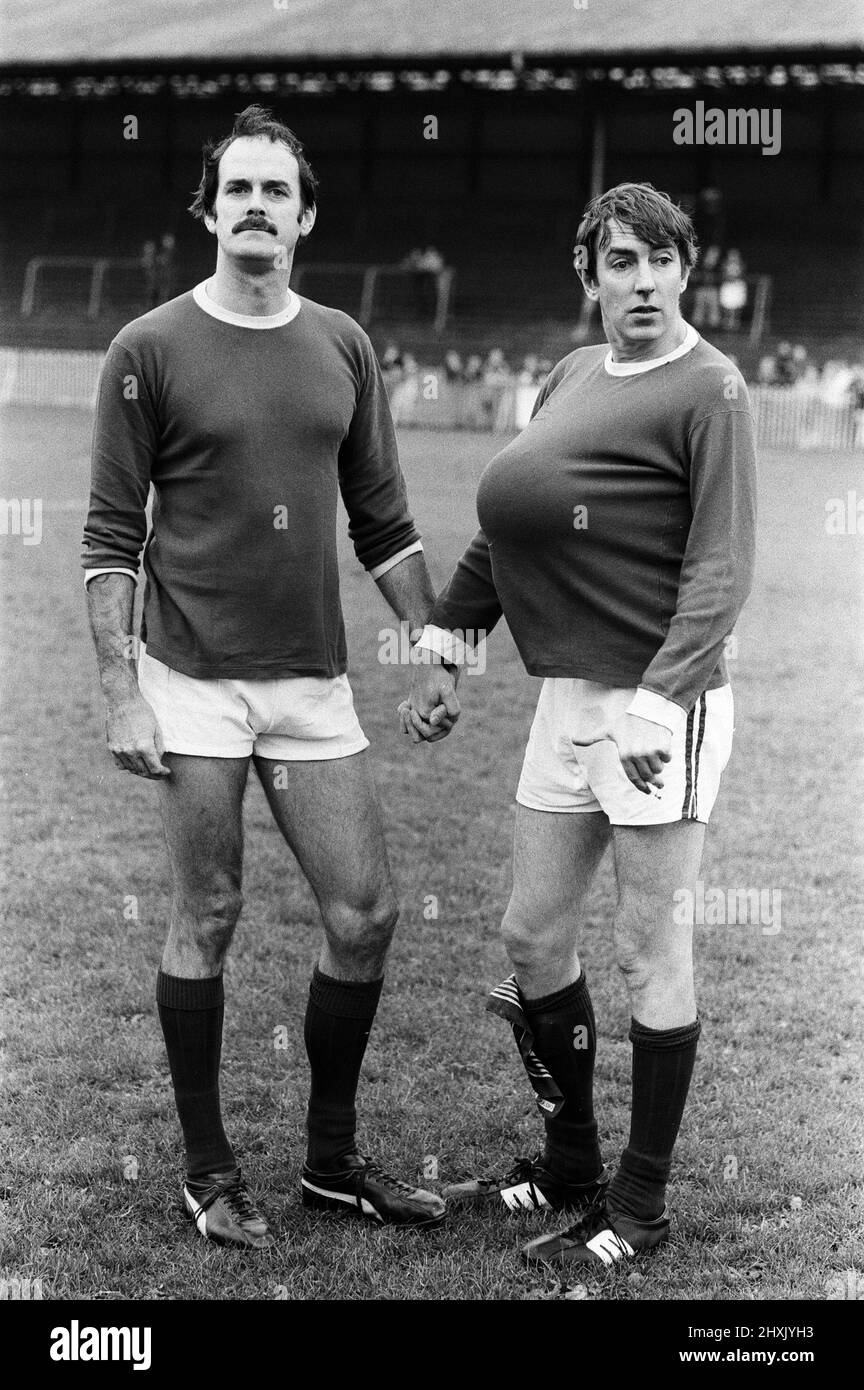 John Cleese und Peter Cook bei einem wohltätigen Fußballspiel in Dulwich, South London, um Geld für die Horniman Primary School in Forest Hill zu sammeln. 30.. Oktober 1977. Stockfoto