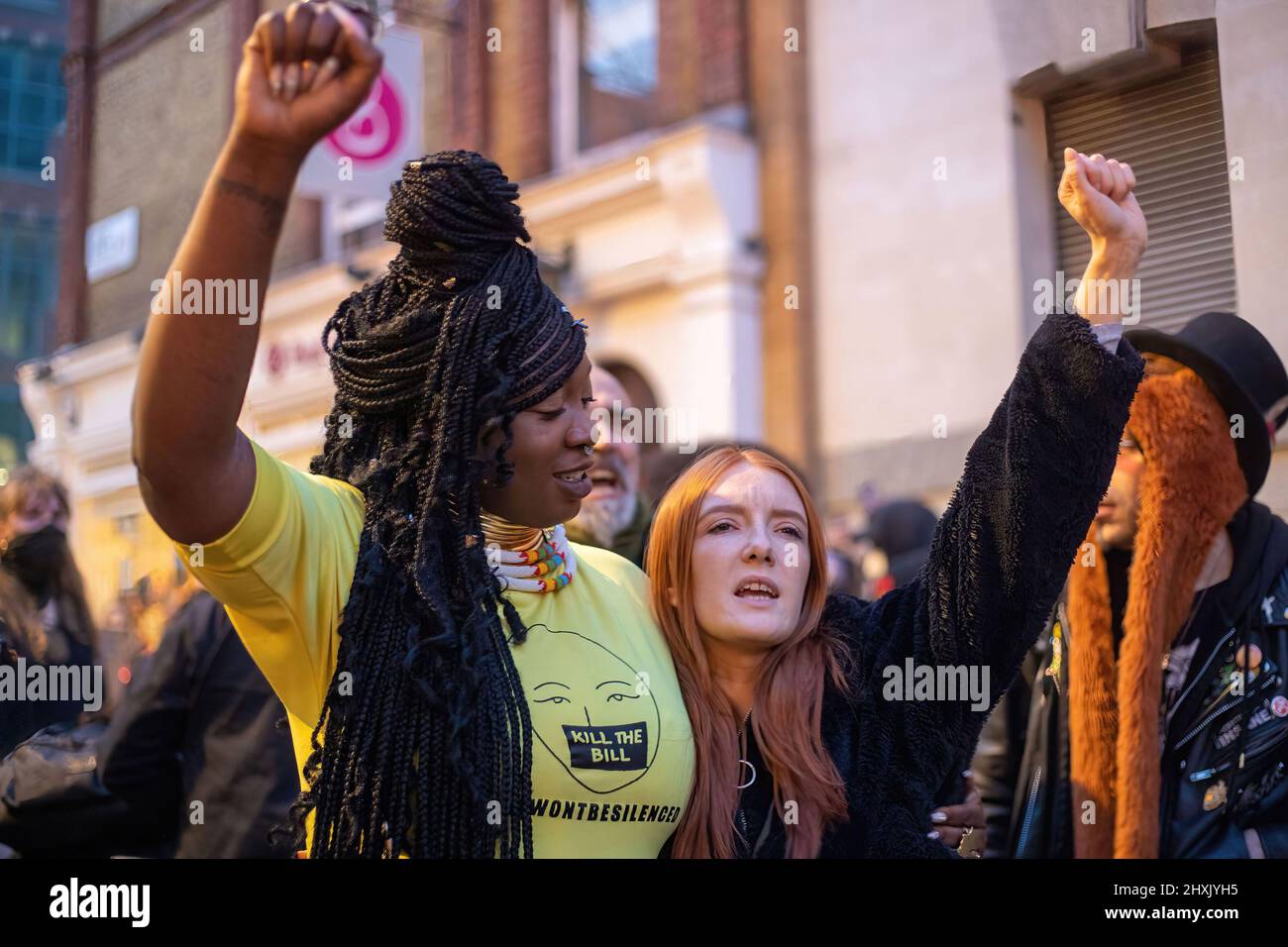 London, Großbritannien. 12. März 2022. Patsy Stevenson hebt ihre Faust während der Demonstration. Aktivisten nehmen an einem Protest von Sisters Uncut Teil, um ein Jahr seit der gemeinsamen Mahnwache von Clapham für Sarah Everard zu markieren, die von einem dienstenden MET-Polizisten ermordet wurde. (Foto von Lucy North/SOPA Images/Sipa USA) Quelle: SIPA USA/Alamy Live News Stockfoto