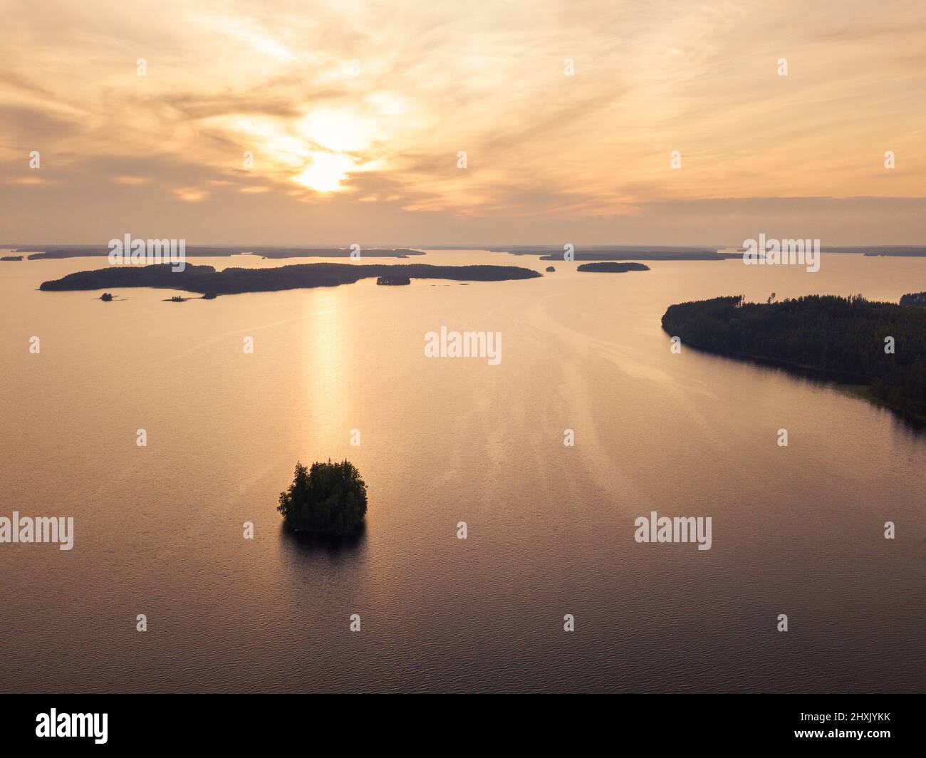 Seenlandschaft mit schönem Sonnenuntergang Stockfoto