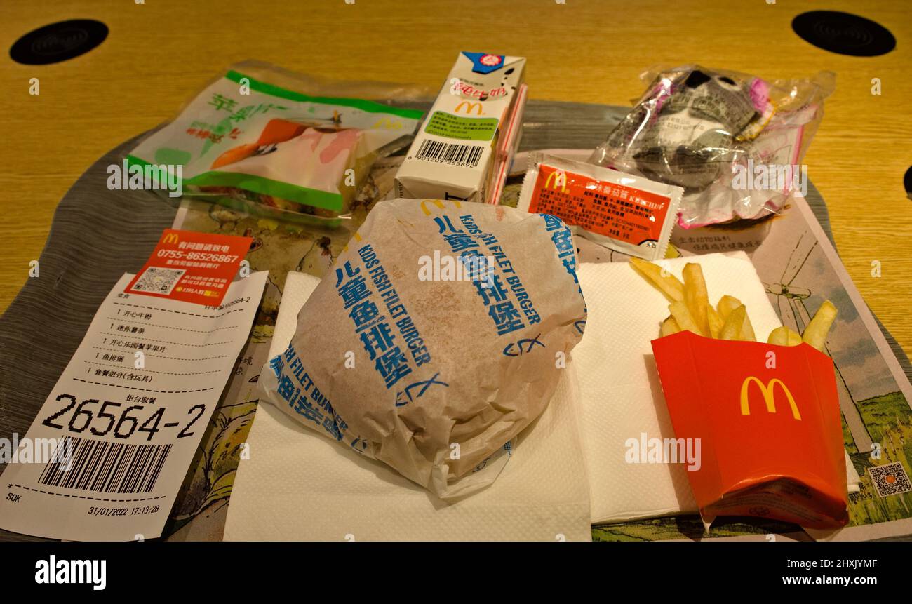 Happy Meal auf einem Tablett in China Stockfoto