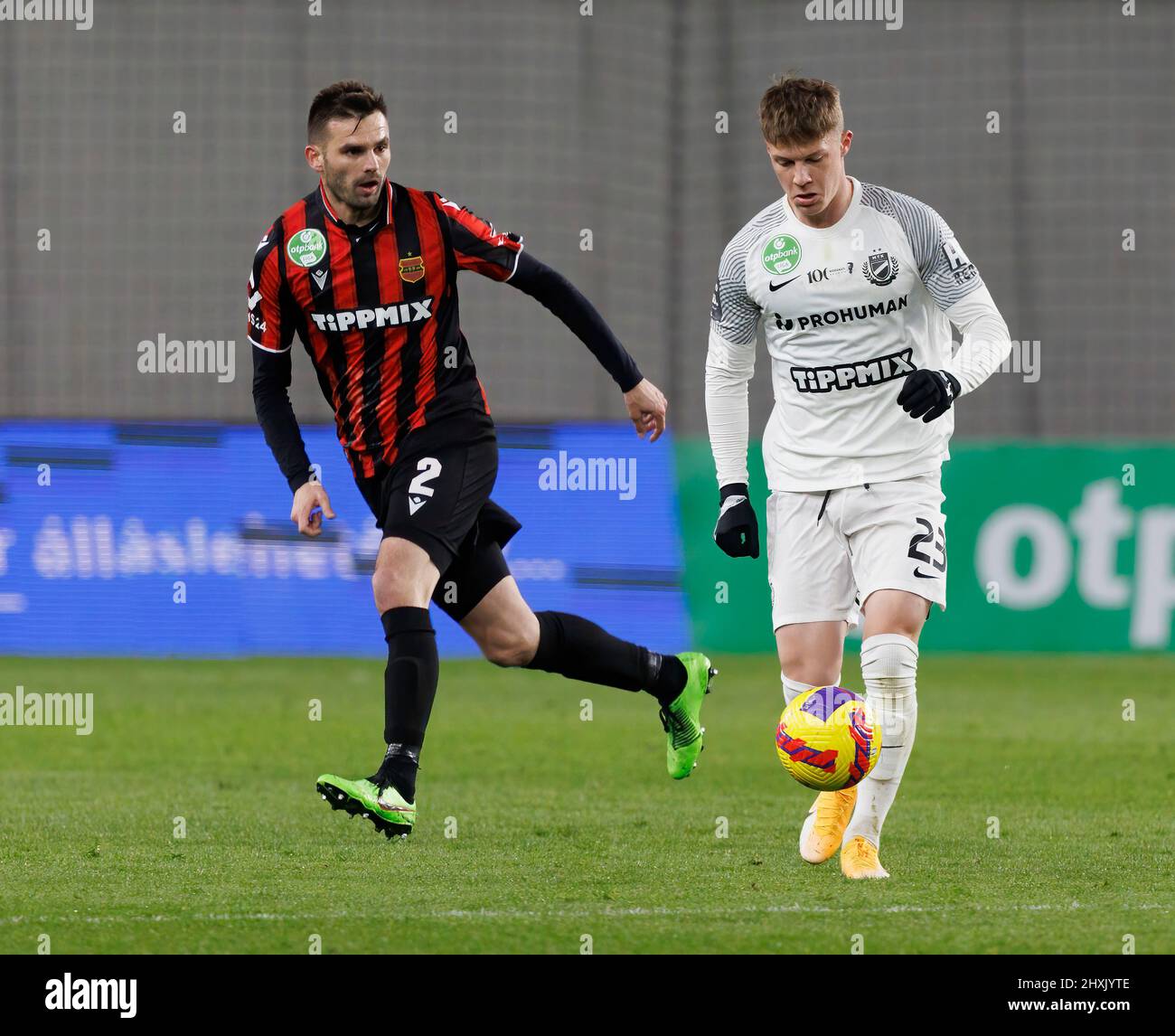 BUDAPEST, UNGARN - 12. MÄRZ: Mark Kovacsreti vom MTK Budapest läuft mit dem Ball neben Marko Petkovic von Budapest Honved während des ungarischen OTP Bank Liga Spiels zwischen MTK Budapest und Budapest Honved am 12. März 2022 im Hidegkuti Nandor Stadion in Budapest, Ungarn. Stockfoto