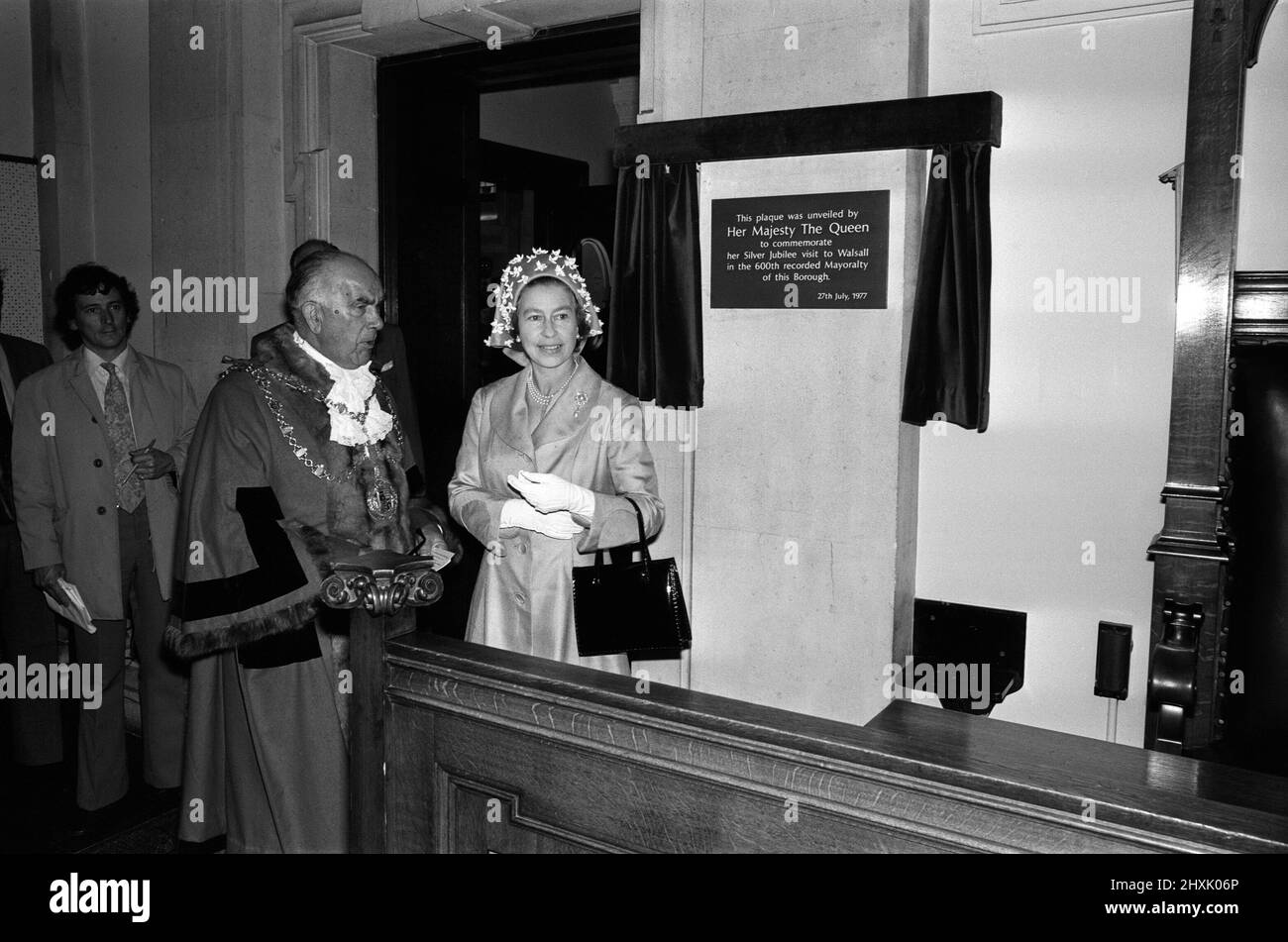 Königin Elizabeth II. Besucht Walsall während ihrer Silver Jubilee Tour. West Midlands. Enthüllung einer Gedenktafel zum Gedenken an ihren Besuch in Walsall zum Silberjubiläum. 27.. Juli 1977. Stockfoto