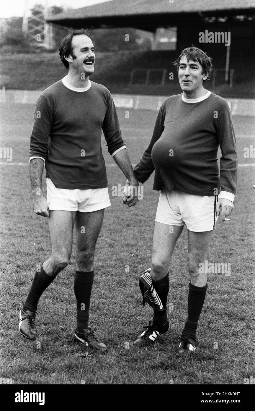 John Cleese und Peter Cook bei einem wohltätigen Fußballspiel in Dulwich, South London, um Geld für die Horniman Primary School in Forest Hill zu sammeln. 30.. Oktober 1977. Stockfoto