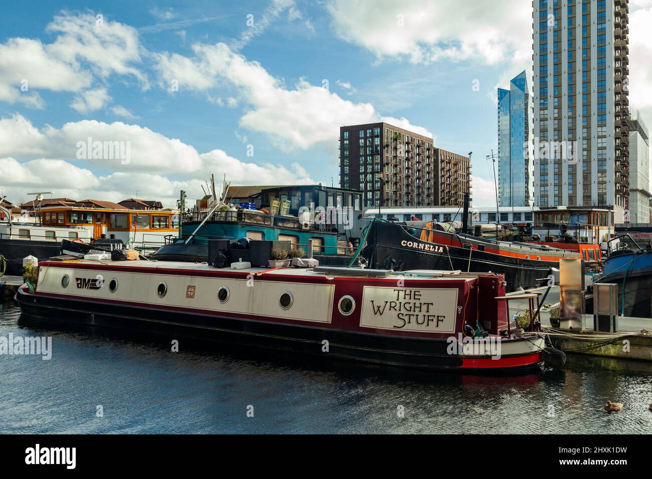 Hausboote im Blackwall Basin, Canary Wharf, London. Stockfoto