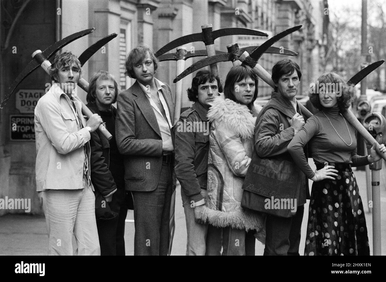 Mehr als zwanzig britische Comedy-Superstars werden sich zum ersten Mal in einer Reihe spektakulärer Gala-Auftritte zugunsten von Amnesty International zusammenfinden. Die drei Shows werden im Londoner her Majesty's Theatre Haymarket präsentiert. Vor dem Theater sind Peter Cook, Tim Brooke-Taylor, Graham Chapman, Terry Jones, Terry Gilliam, Michael Palin, Carol Cleveland. 31. Spiel 1976. Stockfoto