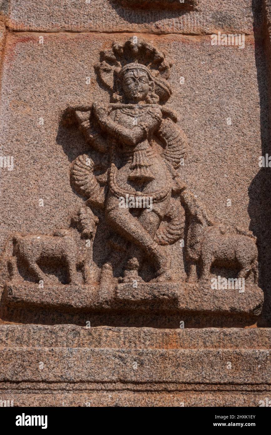 Nahansicht der Krishna Basrelief Wandmalereien an der Hazara Rama Tempelmauer, Hampi, Karnataka, Indien-Februar 01,2022 Stockfoto