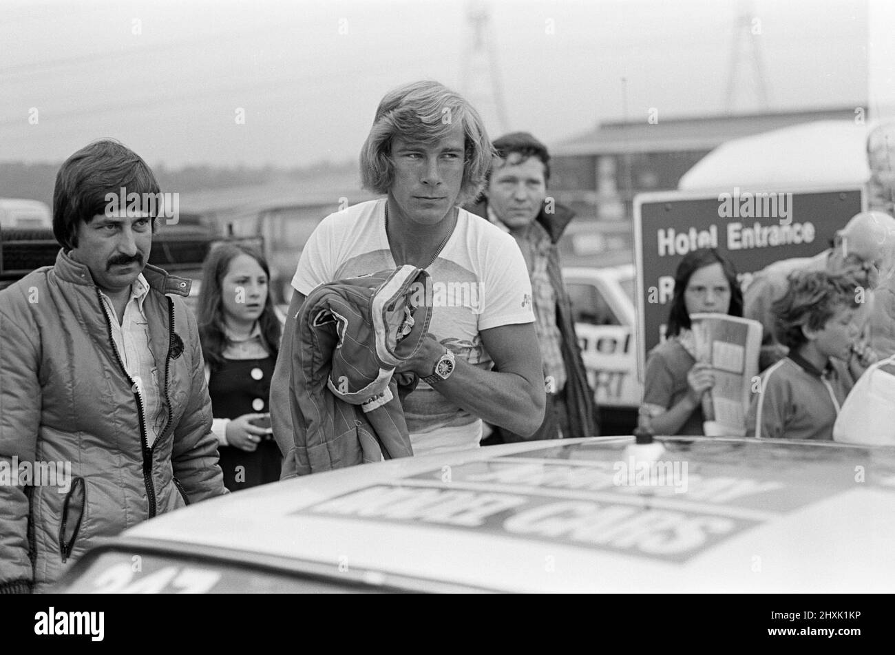 James Hunt, Motorsportfahrer, nimmt derzeit an der Texaco Car Rally Teil, aufgenommen am 1.. August 1976. Stockfoto