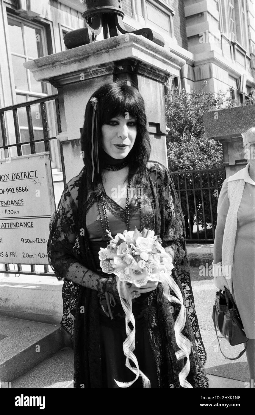 Punk-Rock-Hochzeit im Acton Town Hall des verdammten Frontmanns Dave Vanian, 20, und Laurie Glendon, 20. Nach der Hochzeit gehen sie für ein paar Tage nach Hastings, da der Bräutigam gerade dabei ist, ein Album zu machen. 7.. September 1977. Stockfoto