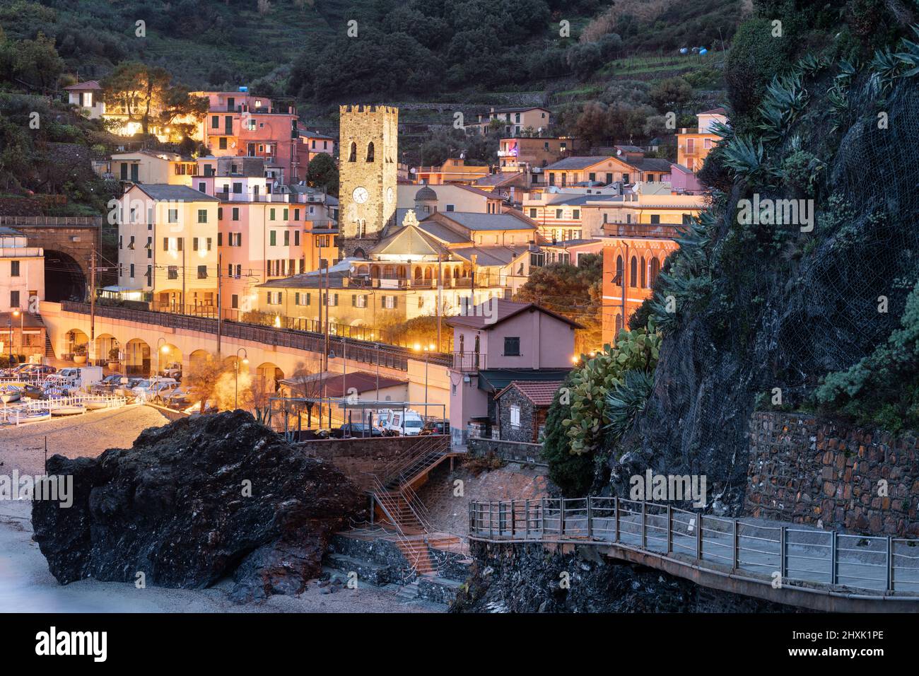 Monterosso, Italien in der Region Cinque Terre in der Abenddämmerung am Mittelmeer. Stockfoto