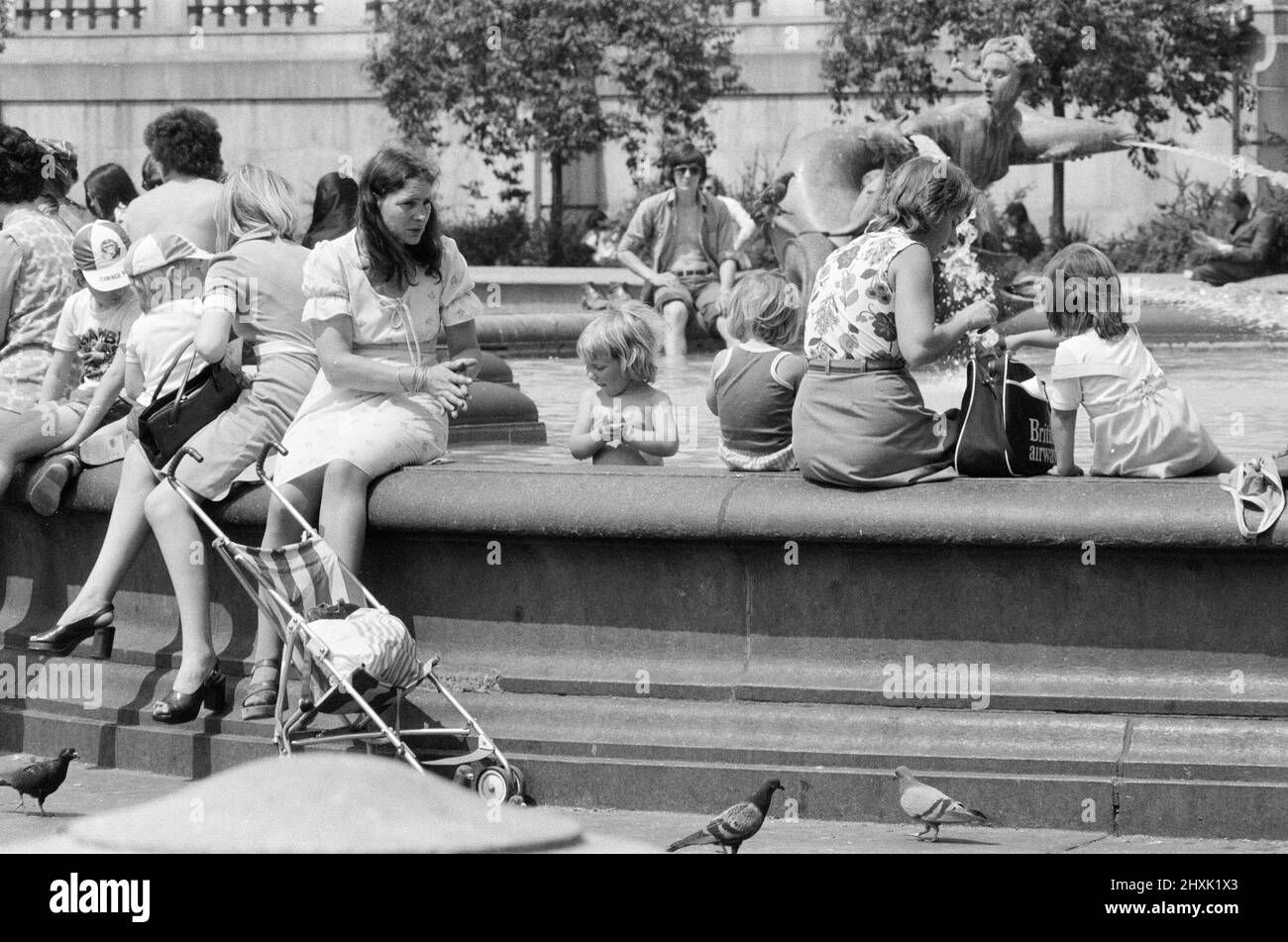 Sommerwetter Pix, Trafalgar Square, London, 8.. Juni 1976. Die Menschen nutzen Brunnen, um kühl zu bleiben. Stockfoto