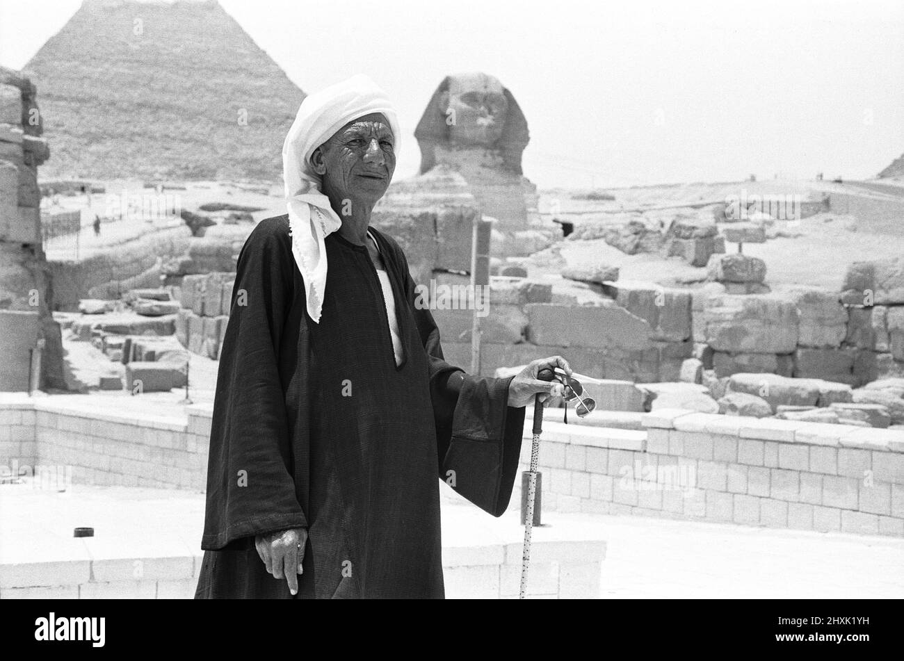 Ein Reiseleiter an der Großen Pyramide und Sphinx von Gizeh 29.. Mai 1976 Stockfoto