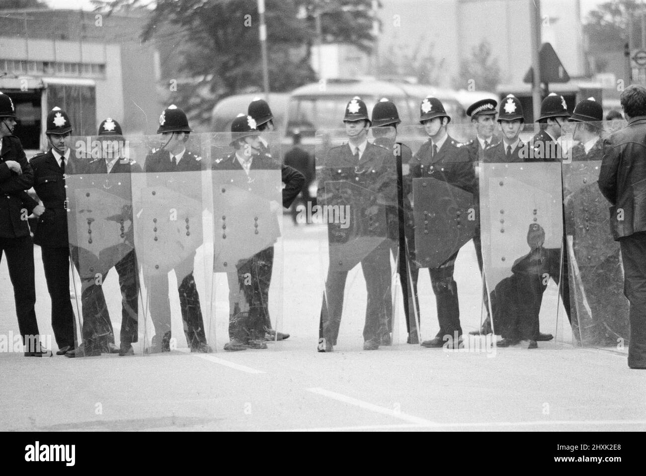 Schlacht von Lewisham, South London, Samstag, 13.. August 1977. Die Kundgebung der National Front von New Cross nach Lewisham wird durch Gegendemonstrationen unterbrochen und führt zu gewalttätigen Zusammenstößen mit Polizeibeamten und Anti-Rassismus-Demonstranten. Im Bild verwenden Polizeibeamte zum ersten Mal auf britischen Straßen Schilde für Unruhen. Stockfoto