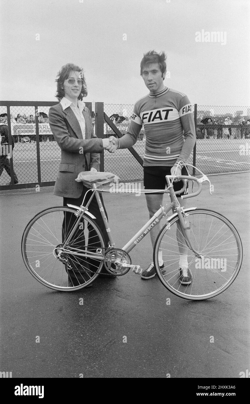 Eddy Merckx (rechts) präsentiert einen Eddy Merckx-Zyklus an den Gewinner des Daily Mirror-Wettbewerbs, den 17-jährigen Malcolm White aus Romford, Essex. Die Veranstaltung ist der größte jemals in Großbritannien getragene Rennradtag, der Glenryck Cup 1977 auf dem Eastway Cycling Track, Lee Valley in der Nähe von Stratford, London am Samstag, den 11.. Juni. Sieger wurde der Westdeutsche Dietrich Thurau. 2. war die britische Sid Barras und Dritter war der Belgier Eddy Merckx. Eddy Merckx richtiger Name ist Édouard Louis Joseph, Baron Merckx Bild aufgenommen am 11.. Juni 1977 Stockfoto