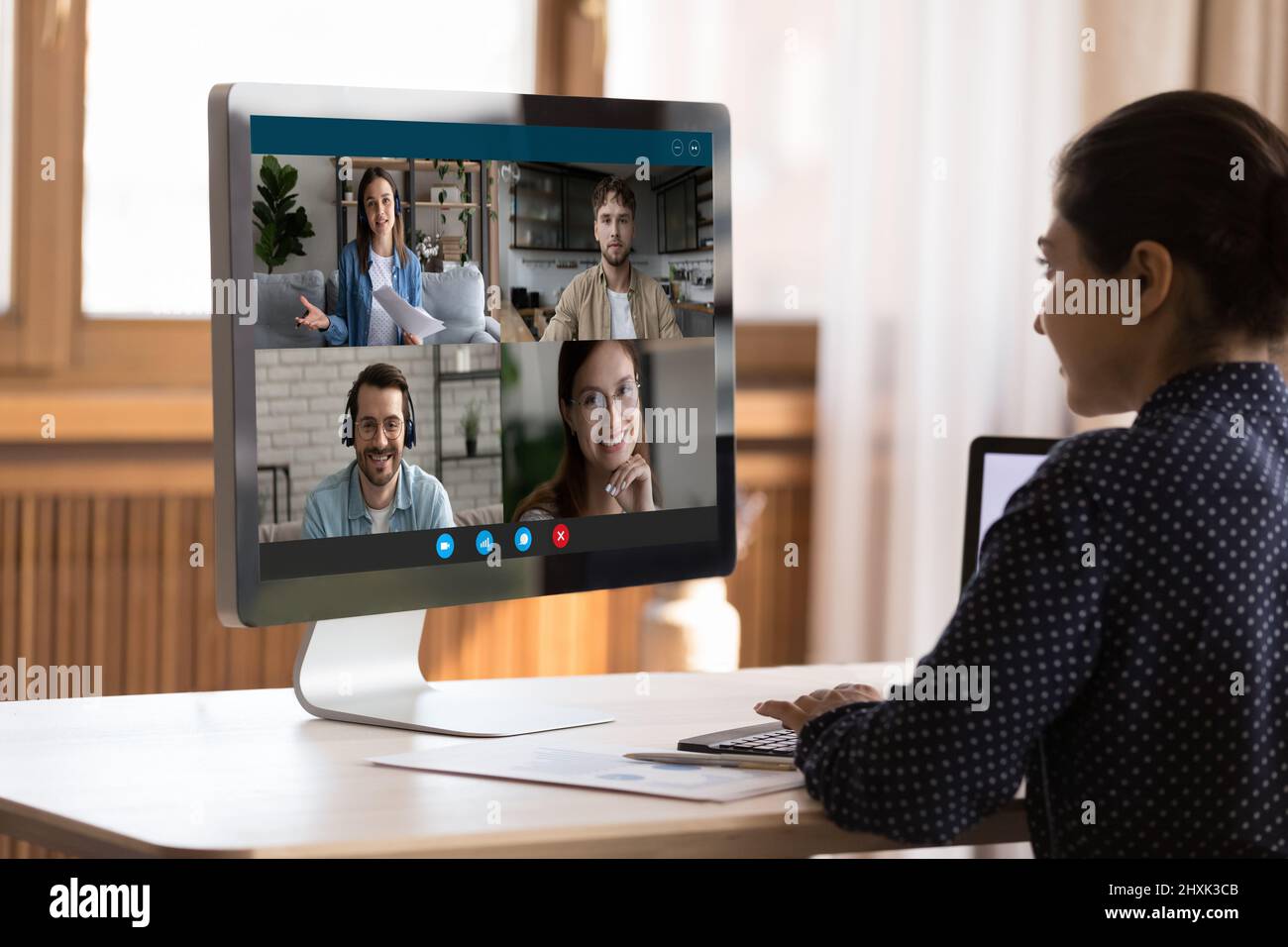 Indische Frauen sprechen mit verschiedenen jungen Menschen in Gruppen-Videocall Stockfoto