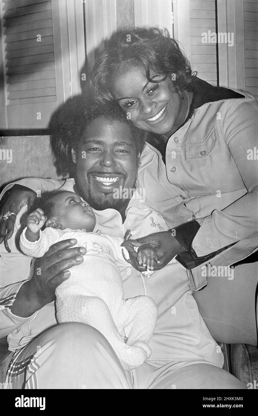 Barry White (Sänger) ist für eine Serie von sechs Konzerten mit seiner Frau Glodean und seiner zwei Monate alten Tochter Shaheiah Love White in London angekommen. Bild aufgenommen am 14.. März 1977 Stockfoto