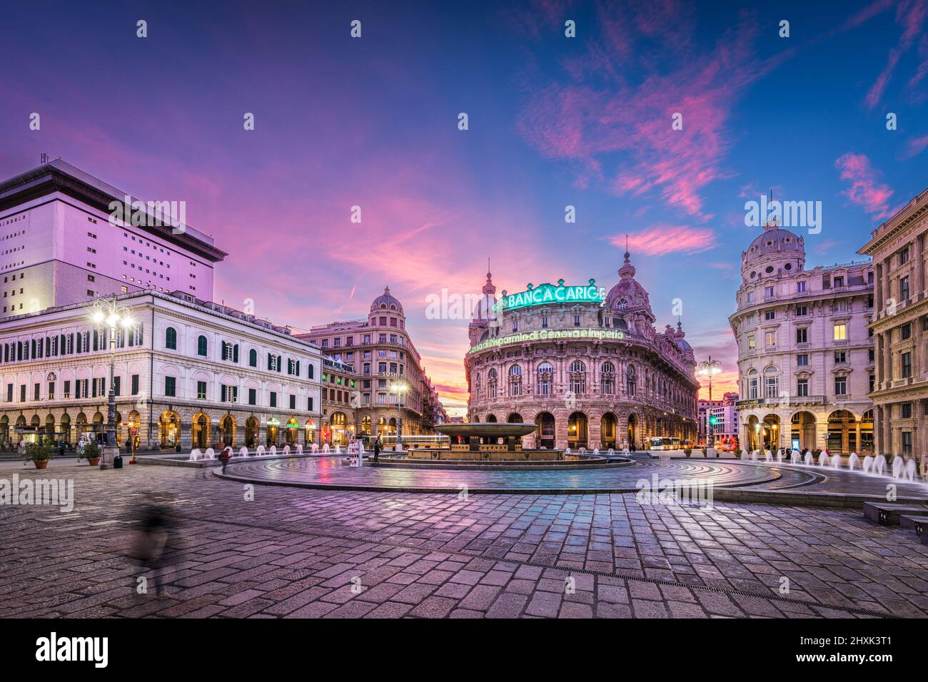 GENUA, ITALIEN - 30. DEZEMBER 2021: Piazza De Ferrari am Brunnen am Morgen. Stockfoto