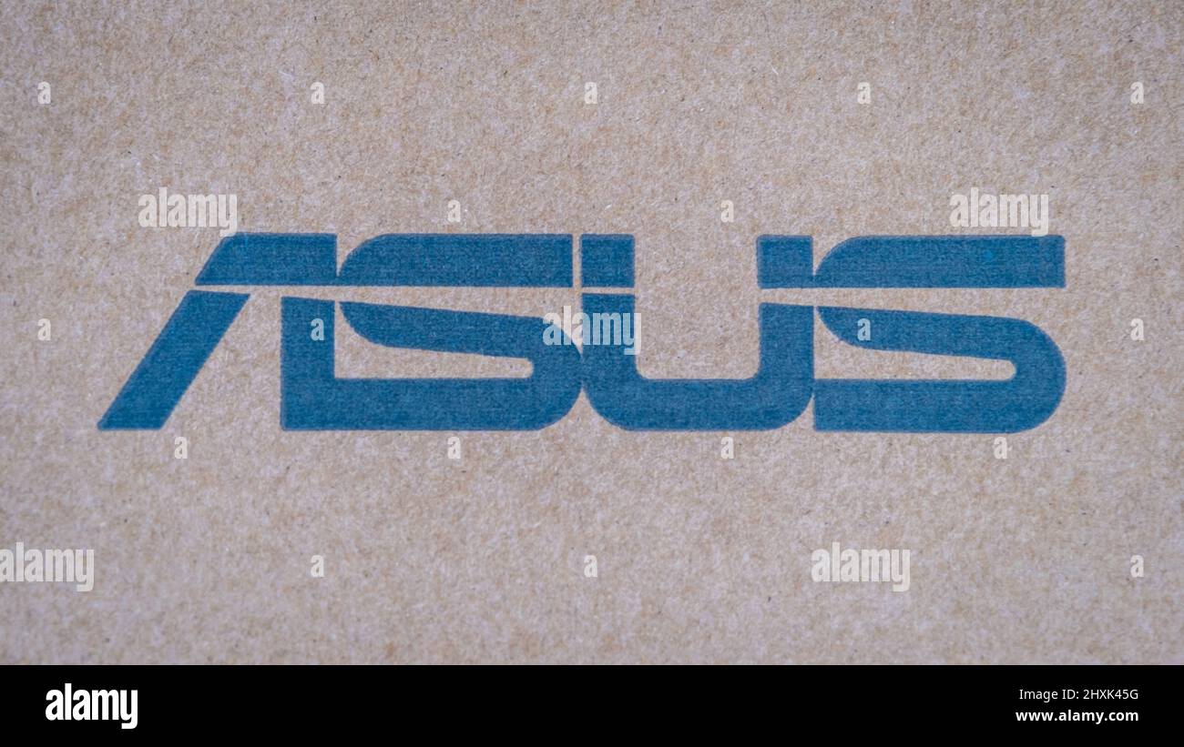 Galloway, Schottland - Dezember 28. 2021: Asus-Logo auf einem Laptop-Karton aus Pappe Stockfoto