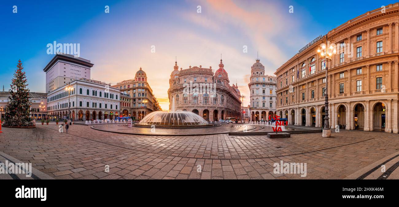 GENUA, ITALIEN - 30. DEZEMBER 2021: Piazza De Ferrari am Brunnen am Morgen. Stockfoto