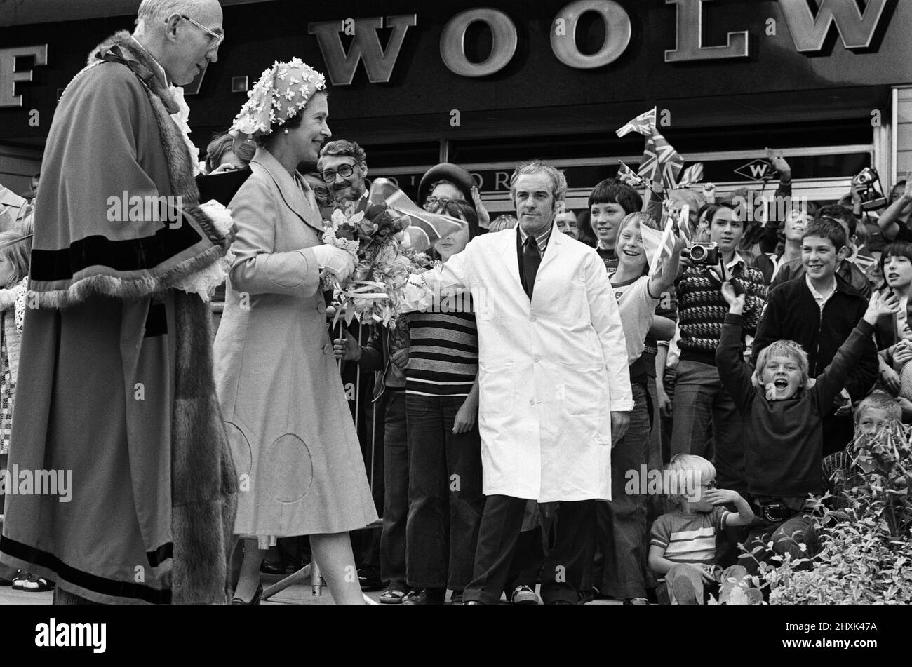Königin Elizabeth II. Während ihres Besuchs in Solihull, den West Midlands, für ihre Silver Jubilee Tour. Die Königin auf einem Spaziergang auf dem Mell Square, Solihull. Neben ihr ist der Bürgermeister der Stadt, Stadtrat Norman Green. 27.. Juli 1977. Stockfoto