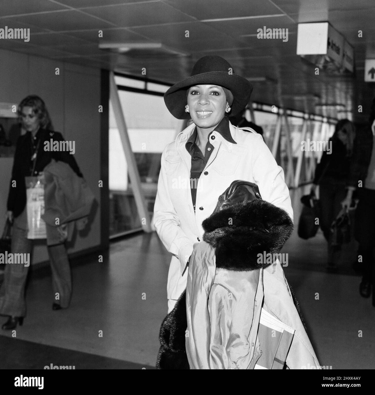 Singer Shirley Bassey kommt aus der Schweiz am Flughafen London an. Sie ist hier für eine britische Tournee. 24.. April 1976. Stockfoto