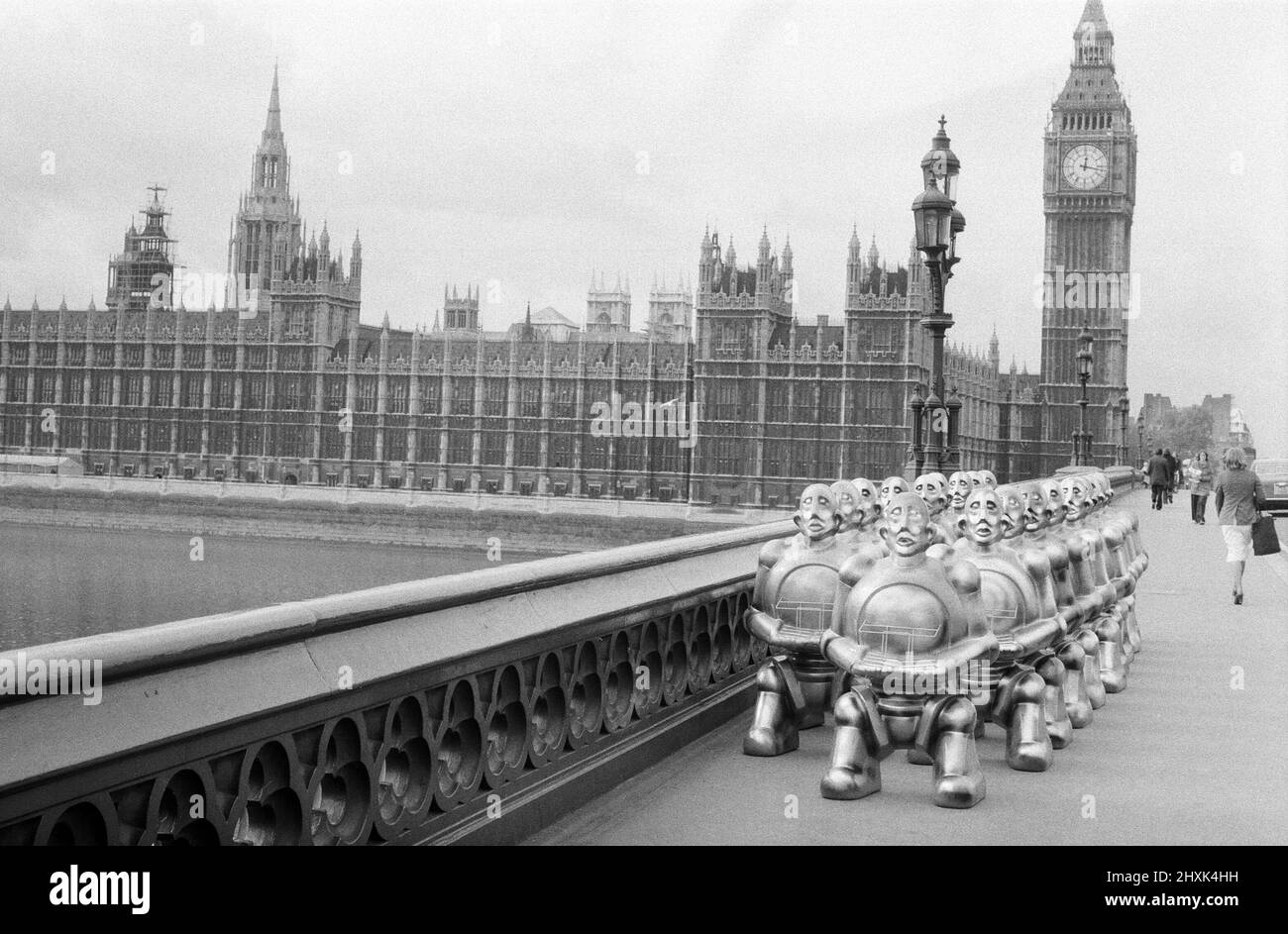 Roboter standen über der Westminster Bridge. Die Roboter wurden von EMI Records geliefert, die sie auf dem Cover des neuesten Albums von 'Queen' verwendeten. Die Invasion von Westminster wurde von einem einzigen Verkehrspolizisten gestoppt. 2.. November 1977. Stockfoto
