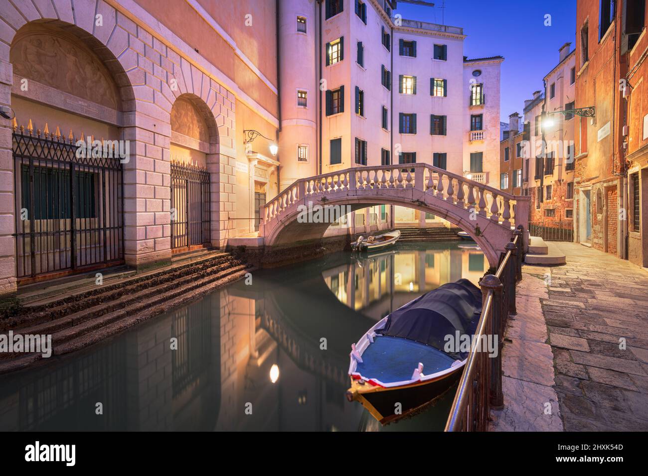 Venedig, Italien Kanäle und Brücken in der Dämmerung. Stockfoto