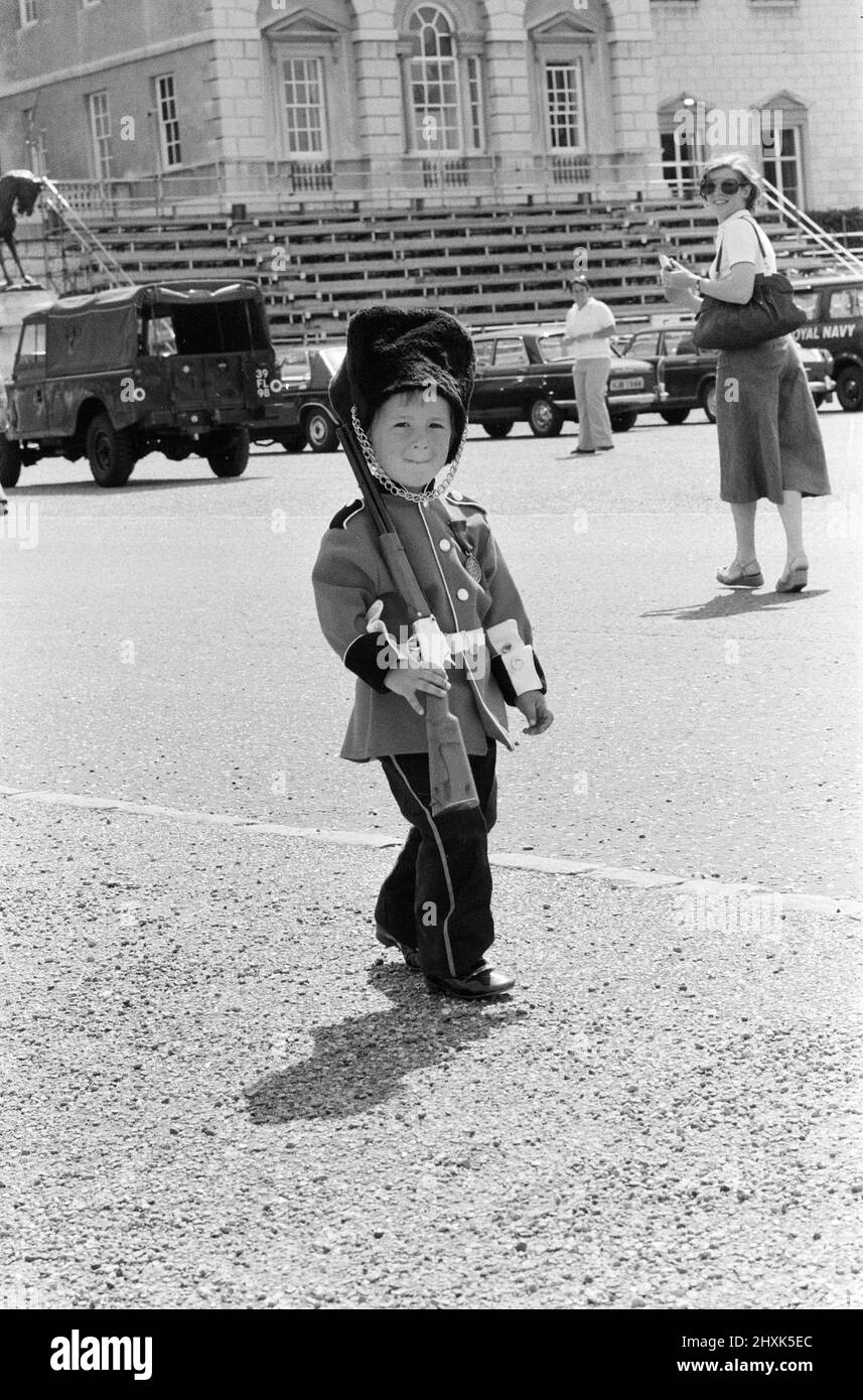Mark Acklom, 3 Jahre, aus Greenways, Beckenham, Kent, in einem Miniaturgarden-Outfit, komplett mit Gewehr, steht vor dem Clarence House, London, 10.. Juni 1976, als Wache. Stockfoto