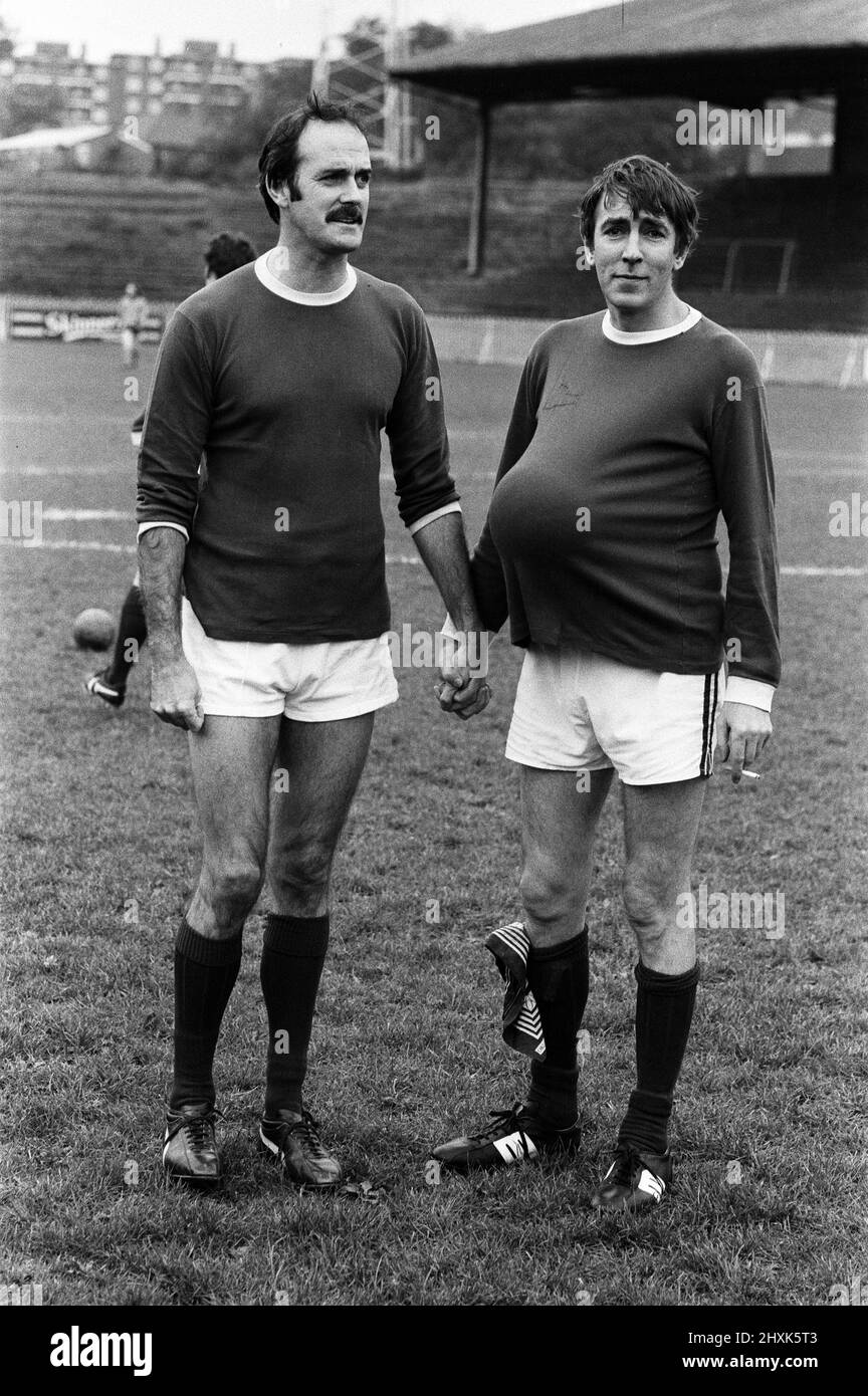 John Cleese und Peter Cook bei einem wohltätigen Fußballspiel in Dulwich, South London, um Geld für die Horniman Primary School in Forest Hill zu sammeln. 30.. Oktober 1977. Stockfoto