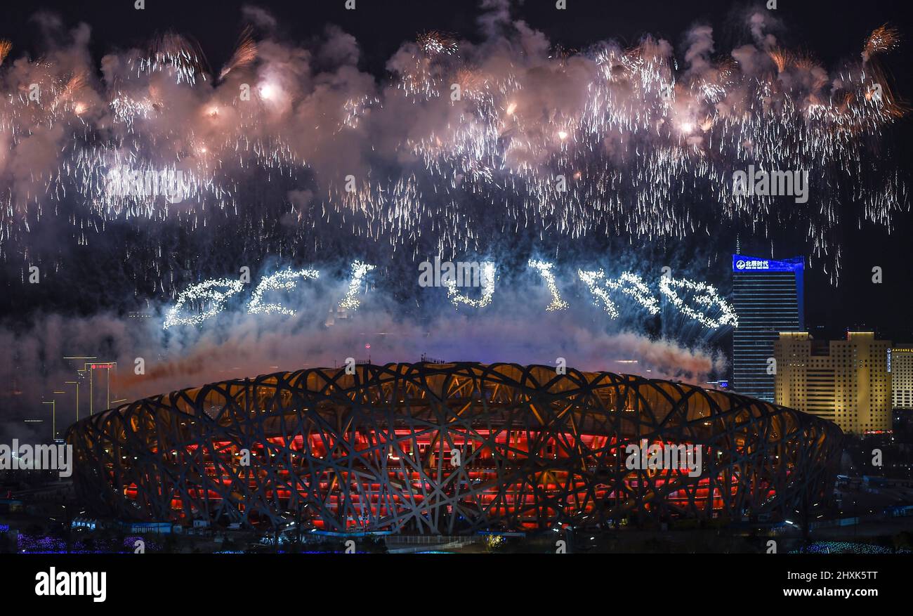 Peking, China. 13. März 2022. Feuerwerk erhellt den Nachthimmel während der Abschlusszeremonie der Paralympischen Winterspiele 2022 in Peking im Nationalstadion in Peking, der Hauptstadt Chinas, am 13. März 2022. Quelle: Xia Yifang/Xinhua/Alamy Live News Stockfoto