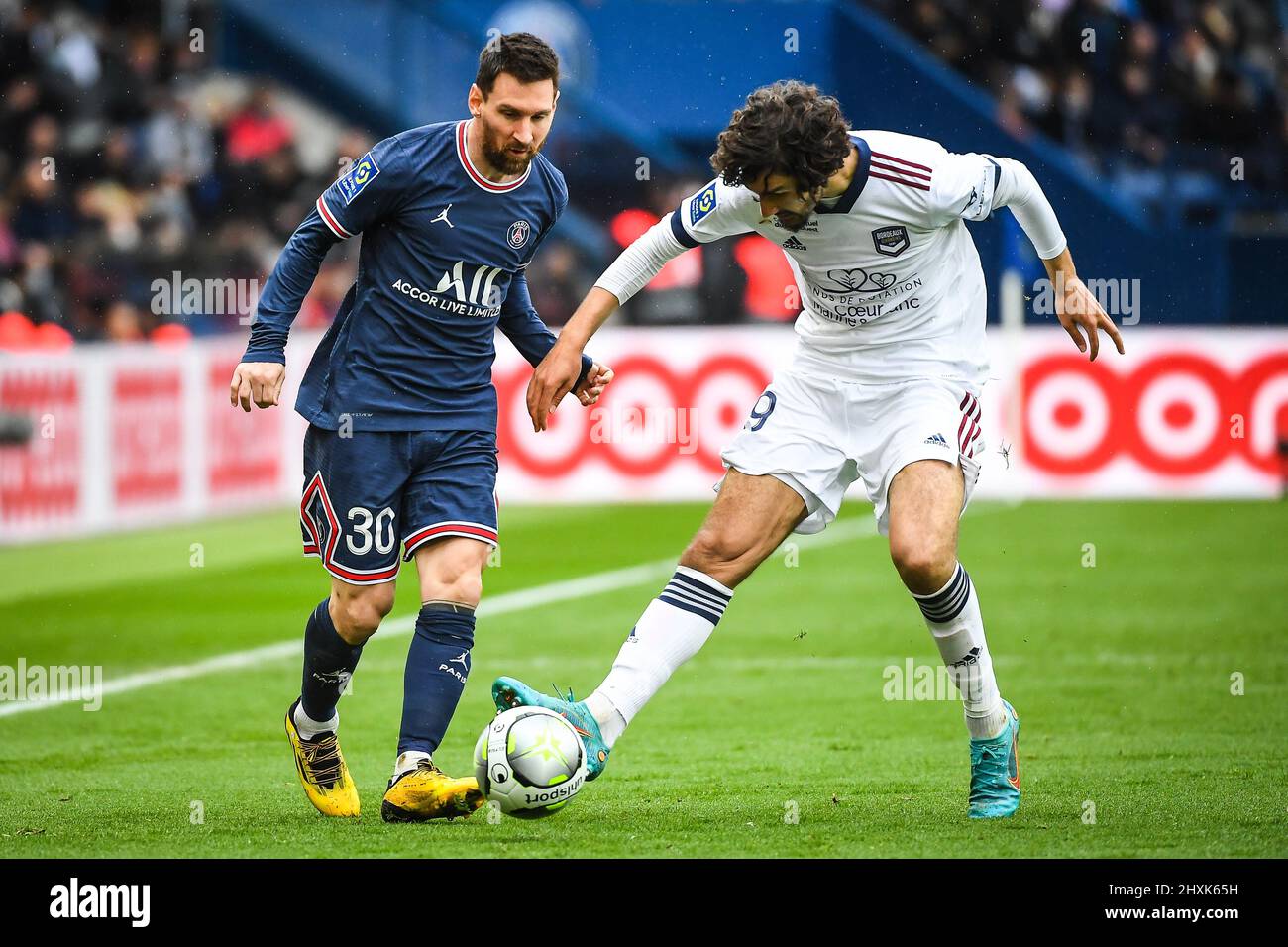 Paris, Frankreich, Frankreich. 13. März 2022. Lionel (Leo) MESSI von PSG und Yacine ADLI von Bordeaux während des Ligue 1-Spiels zwischen Paris Saint-Germain (PSG) und Girondins de Bordeaux am 13. März 2022 im Stadion Parc des Princes in Paris, Frankreich. (Bild: © Matthieu Mirville/ZUMA Press Wire) Stockfoto