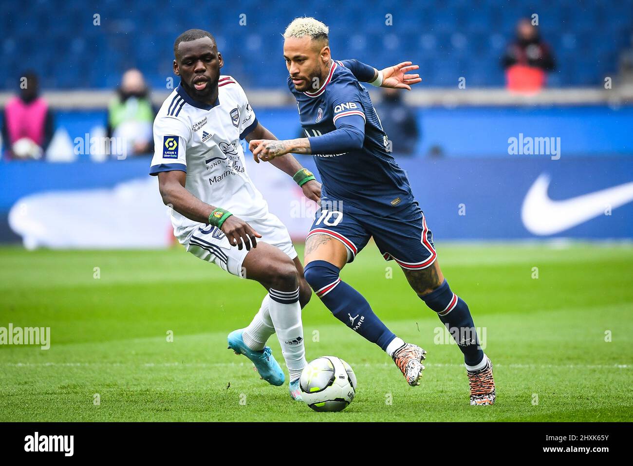 Paris, Frankreich, Frankreich. 13. März 2022. Jean ONANA von Bordeaux und NEYMAR JR von PSG während des Ligue 1-Spiels zwischen Paris Saint-Germain (PSG) und Girondins de Bordeaux am 13. März 2022 im Stadion Parc des Princes in Paris, Frankreich. (Bild: © Matthieu Mirville/ZUMA Press Wire) Stockfoto