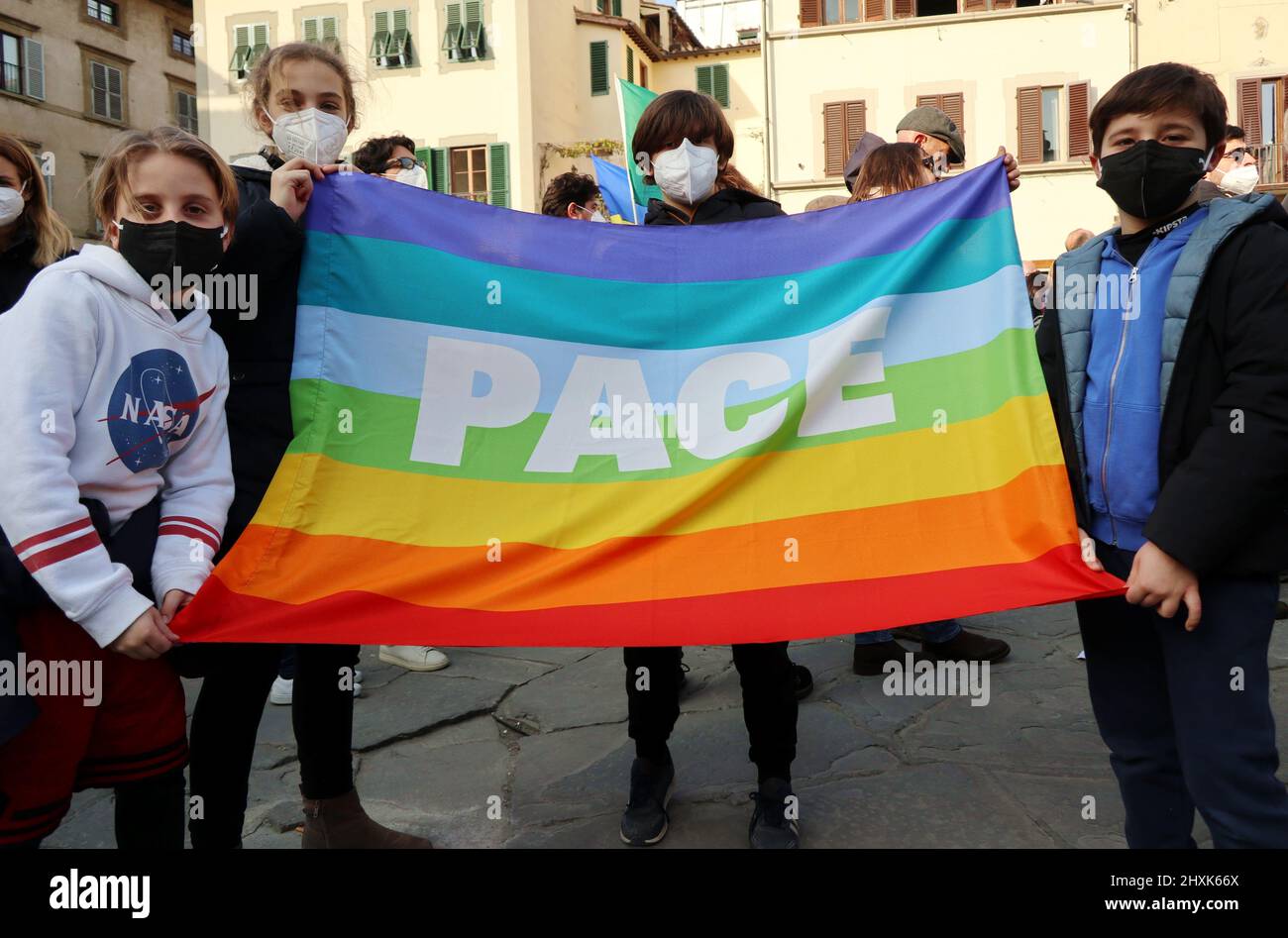 Eine Aufnahme der Demonstration „Städte stehen mit der Ukraine“, Santa Croce Square, Florenz, Italien, März 12, 2022. Auf Initiative von Dario Nardella, Präsident von Eurocities und Bürgermeister von Florenz, wurde in den Mitgliedern des Eurocities-Netzwerks der europäischen Städte ein Moment der Solidarität für die Ukraine abgehalten. Tausende drängten sich auf den Santa Croce Platz, um Wladimir Putins Angriff auf die Ukraine zu verurteilen. Während der Demonstration erschien der ukrainische Präsident Wolodymyr Zelensky via Videolink. Florenz ist seit dem Jahr 1969 mit Kiew verbunden, als die ukrainische Hauptstadt der von einer verheerenden Flut betroffenen toskanischen Stadt Hilfe schickte. Euroc Stockfoto