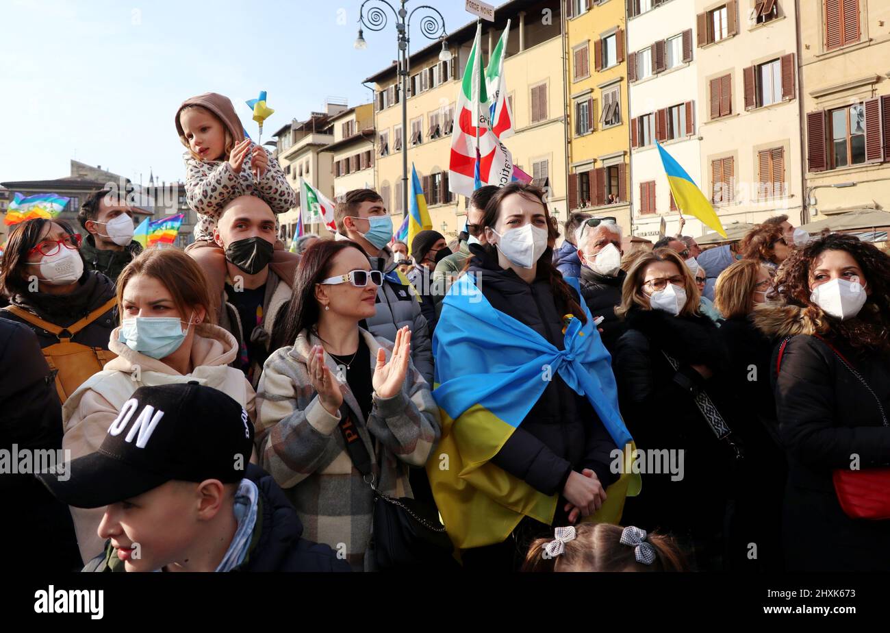 Eine Aufnahme der Demonstration „Städte stehen mit der Ukraine“, Santa Croce Square, Florenz, Italien, März 12, 2022. Auf Initiative von Dario Nardella, Präsident von Eurocities und Bürgermeister von Florenz, wurde in den Mitgliedern des Eurocities-Netzwerks der europäischen Städte ein Moment der Solidarität für die Ukraine abgehalten. Tausende drängten sich auf den Santa Croce Platz, um Wladimir Putins Angriff auf die Ukraine zu verurteilen. Während der Demonstration erschien der ukrainische Präsident Wolodymyr Zelensky via Videolink. Florenz ist seit dem Jahr 1969 mit Kiew verbunden, als die ukrainische Hauptstadt der von einer verheerenden Flut betroffenen toskanischen Stadt Hilfe schickte. Euroc Stockfoto