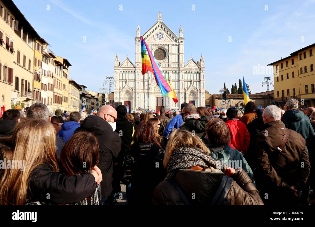 Eine Aufnahme der Demonstration „Städte stehen mit der Ukraine“, Santa Croce Square, Florenz, Italien, März 12, 2022. Auf Initiative von Dario Nardella, Präsident von Eurocities und Bürgermeister von Florenz, wurde in den Mitgliedern des Eurocities-Netzwerks der europäischen Städte ein Moment der Solidarität für die Ukraine abgehalten. Tausende drängten sich auf den Santa Croce Platz, um Wladimir Putins Angriff auf die Ukraine zu verurteilen. Während der Demonstration erschien der ukrainische Präsident Wolodymyr Zelensky via Videolink. Florenz ist seit dem Jahr 1969 mit Kiew verbunden, als die ukrainische Hauptstadt der von einer verheerenden Flut betroffenen toskanischen Stadt Hilfe schickte. Euroc Stockfoto