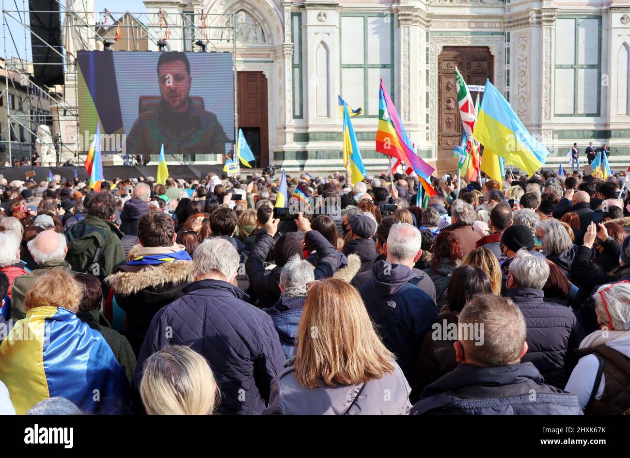 Eine Aufnahme der Demonstration „Städte stehen mit der Ukraine“, Santa Croce Square, Florenz, Italien, März 12, 2022. Auf Initiative von Dario Nardella, Präsident von Eurocities und Bürgermeister von Florenz, wurde in den Mitgliedern des Eurocities-Netzwerks der europäischen Städte ein Moment der Solidarität für die Ukraine abgehalten. Tausende drängten sich auf den Santa Croce Platz, um Wladimir Putins Angriff auf die Ukraine zu verurteilen. Während der Demonstration erschien der ukrainische Präsident Wolodymyr Zelensky via Videolink. Florenz ist seit dem Jahr 1969 mit Kiew verbunden, als die ukrainische Hauptstadt der von einer verheerenden Flut betroffenen toskanischen Stadt Hilfe schickte. Euroc Stockfoto