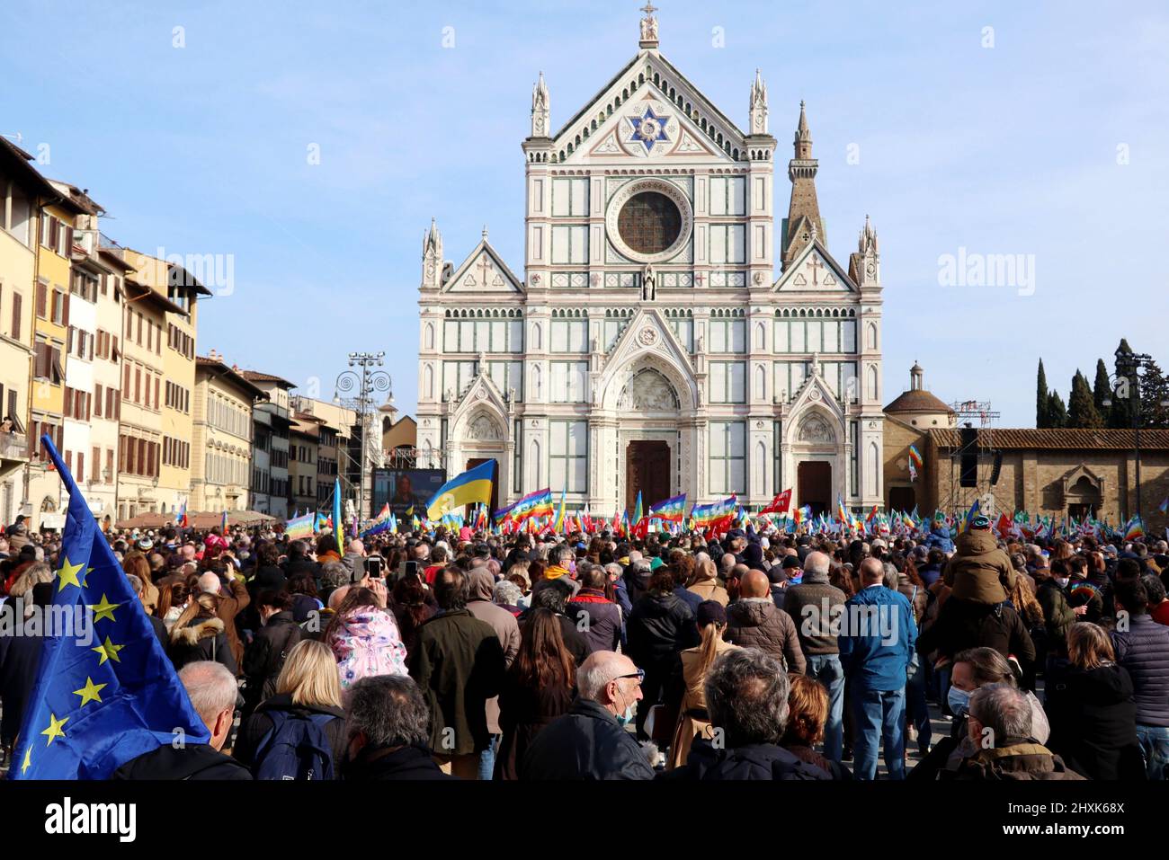 Eine Aufnahme der Demonstration „Städte stehen mit der Ukraine“, Santa Croce Square, Florenz, Italien, März 12, 2022. Auf Initiative von Dario Nardella, Präsident von Eurocities und Bürgermeister von Florenz, wurde in den Mitgliedern des Eurocities-Netzwerks der europäischen Städte ein Moment der Solidarität für die Ukraine abgehalten. Tausende drängten sich auf den Santa Croce Platz, um Wladimir Putins Angriff auf die Ukraine zu verurteilen. Während der Demonstration erschien der ukrainische Präsident Wolodymyr Zelensky via Videolink. Florenz ist seit dem Jahr 1969 mit Kiew verbunden, als die ukrainische Hauptstadt der von einer verheerenden Flut betroffenen toskanischen Stadt Hilfe schickte. Euroc Stockfoto