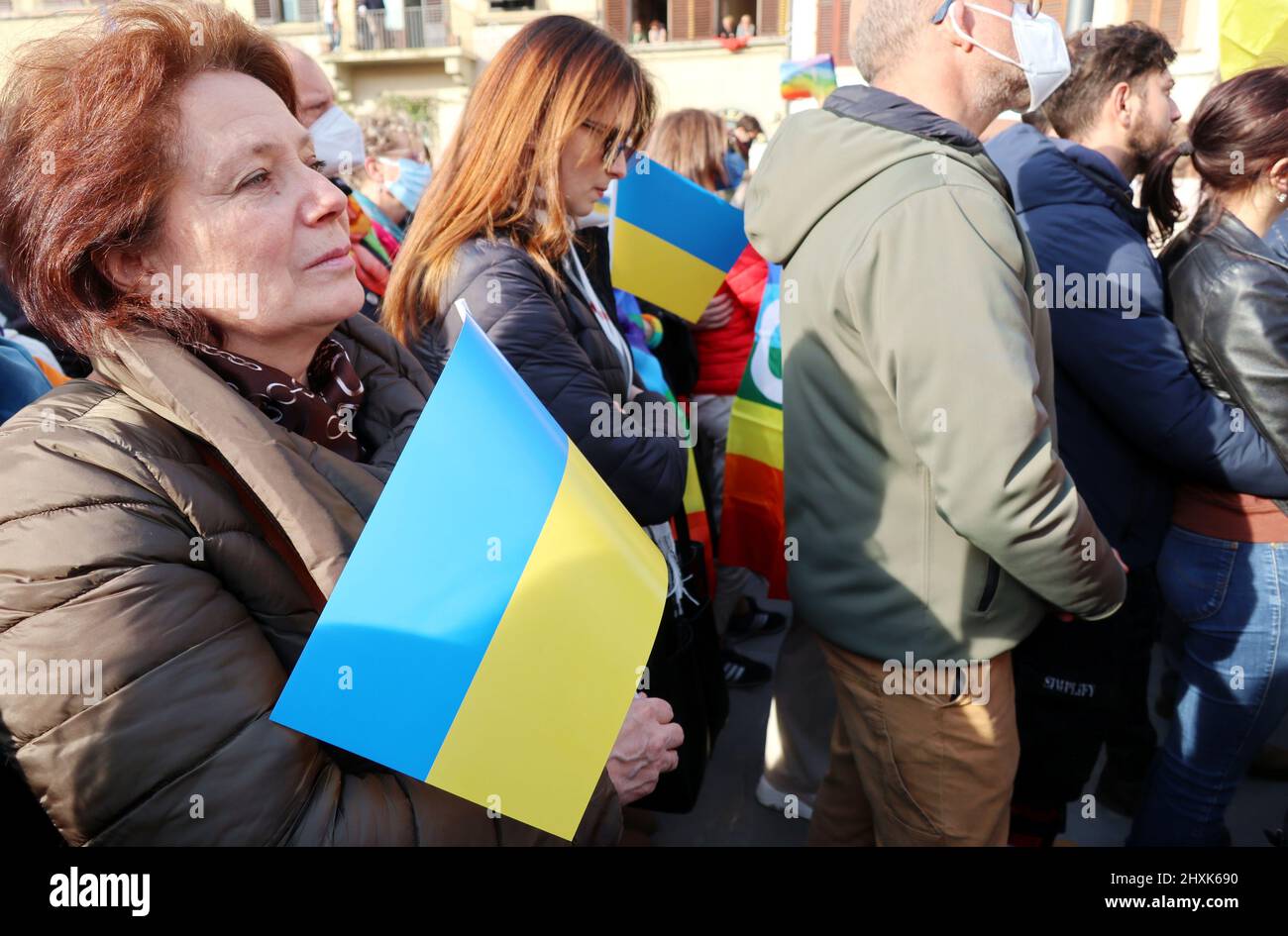 Eine Aufnahme der Demonstration „Städte stehen mit der Ukraine“, Santa Croce Square, Florenz, Italien, März 12, 2022. Auf Initiative von Dario Nardella, Präsident von Eurocities und Bürgermeister von Florenz, wurde in den Mitgliedern des Eurocities-Netzwerks der europäischen Städte ein Moment der Solidarität für die Ukraine abgehalten. Tausende drängten sich auf den Santa Croce Platz, um Wladimir Putins Angriff auf die Ukraine zu verurteilen. Während der Demonstration erschien der ukrainische Präsident Wolodymyr Zelensky via Videolink. Florenz ist seit dem Jahr 1969 mit Kiew verbunden, als die ukrainische Hauptstadt der von einer verheerenden Flut betroffenen toskanischen Stadt Hilfe schickte. Euroc Stockfoto