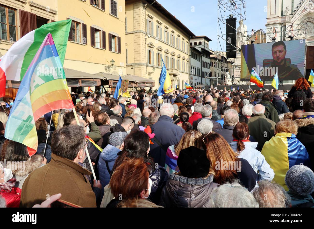 Eine Aufnahme der Demonstration „Städte stehen mit der Ukraine“, Santa Croce Square, Florenz, Italien, März 12, 2022. Auf Initiative von Dario Nardella, Präsident von Eurocities und Bürgermeister von Florenz, wurde in den Mitgliedern des Eurocities-Netzwerks der europäischen Städte ein Moment der Solidarität für die Ukraine abgehalten. Tausende drängten sich auf den Santa Croce Platz, um Wladimir Putins Angriff auf die Ukraine zu verurteilen. Während der Demonstration erschien der ukrainische Präsident Wolodymyr Zelensky via Videolink. Florenz ist seit dem Jahr 1969 mit Kiew verbunden, als die ukrainische Hauptstadt der von einer verheerenden Flut betroffenen toskanischen Stadt Hilfe schickte. Euroc Stockfoto