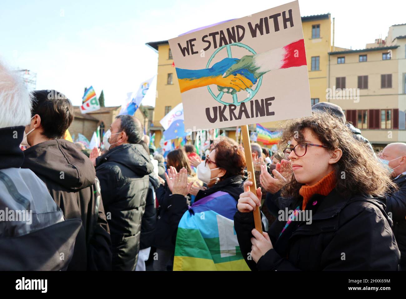 Eine Aufnahme der Demonstration „Städte stehen mit der Ukraine“, Santa Croce Square, Florenz, Italien, März 12, 2022. Auf Initiative von Dario Nardella, Präsident von Eurocities und Bürgermeister von Florenz, wurde in den Mitgliedern des Eurocities-Netzwerks der europäischen Städte ein Moment der Solidarität für die Ukraine abgehalten. Tausende drängten sich auf den Santa Croce Platz, um Wladimir Putins Angriff auf die Ukraine zu verurteilen. Während der Demonstration erschien der ukrainische Präsident Wolodymyr Zelensky via Videolink. Florenz ist seit dem Jahr 1969 mit Kiew verbunden, als die ukrainische Hauptstadt der von einer verheerenden Flut betroffenen toskanischen Stadt Hilfe schickte. Euroc Stockfoto