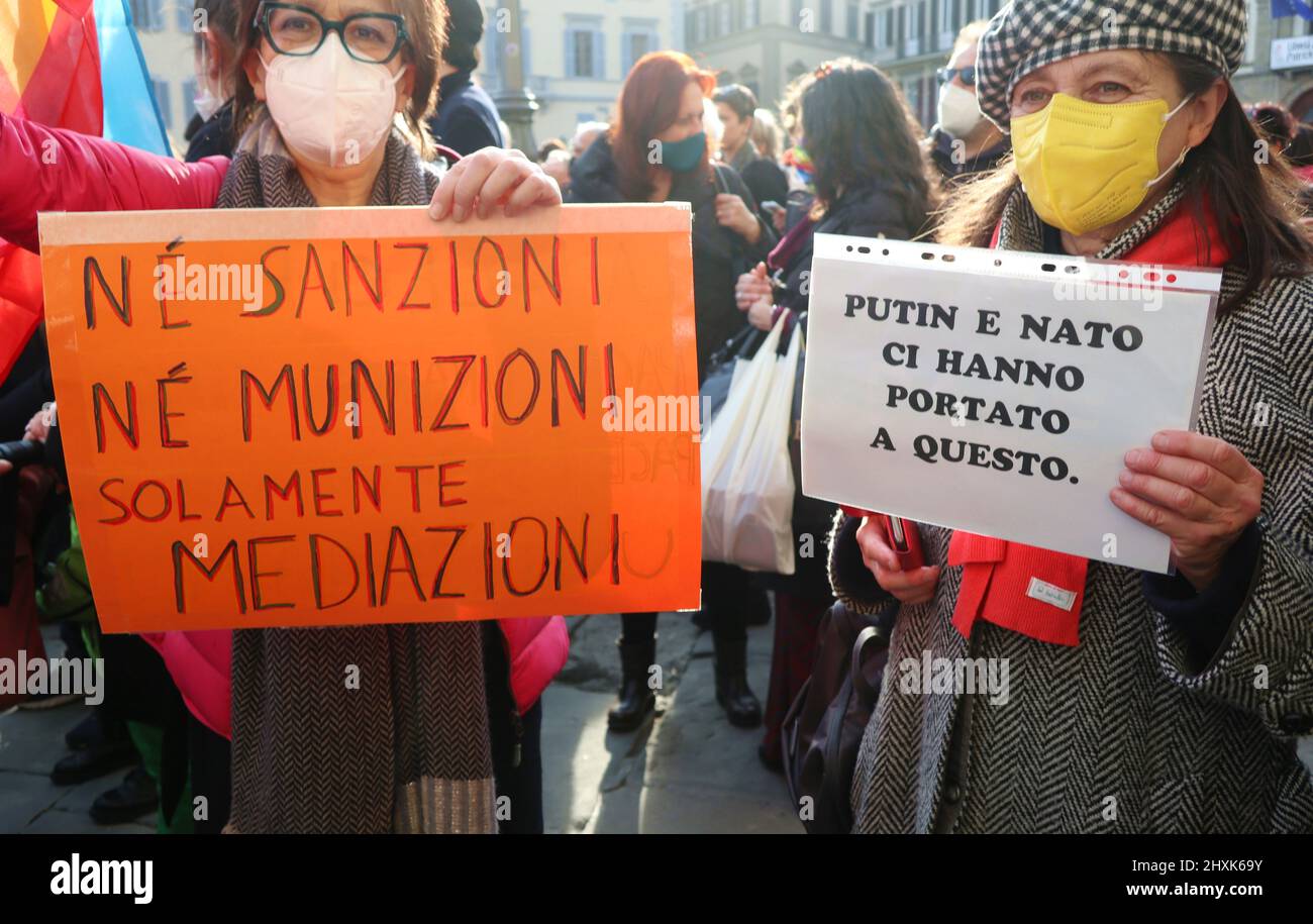 Eine Aufnahme der Demonstration „Städte stehen mit der Ukraine“, Santa Croce Square, Florenz, Italien, März 12, 2022. Auf Initiative von Dario Nardella, Präsident von Eurocities und Bürgermeister von Florenz, wurde in den Mitgliedern des Eurocities-Netzwerks der europäischen Städte ein Moment der Solidarität für die Ukraine abgehalten. Tausende drängten sich auf den Santa Croce Platz, um Wladimir Putins Angriff auf die Ukraine zu verurteilen. Während der Demonstration erschien der ukrainische Präsident Wolodymyr Zelensky via Videolink. Florenz ist seit dem Jahr 1969 mit Kiew verbunden, als die ukrainische Hauptstadt der von einer verheerenden Flut betroffenen toskanischen Stadt Hilfe schickte. Euroc Stockfoto