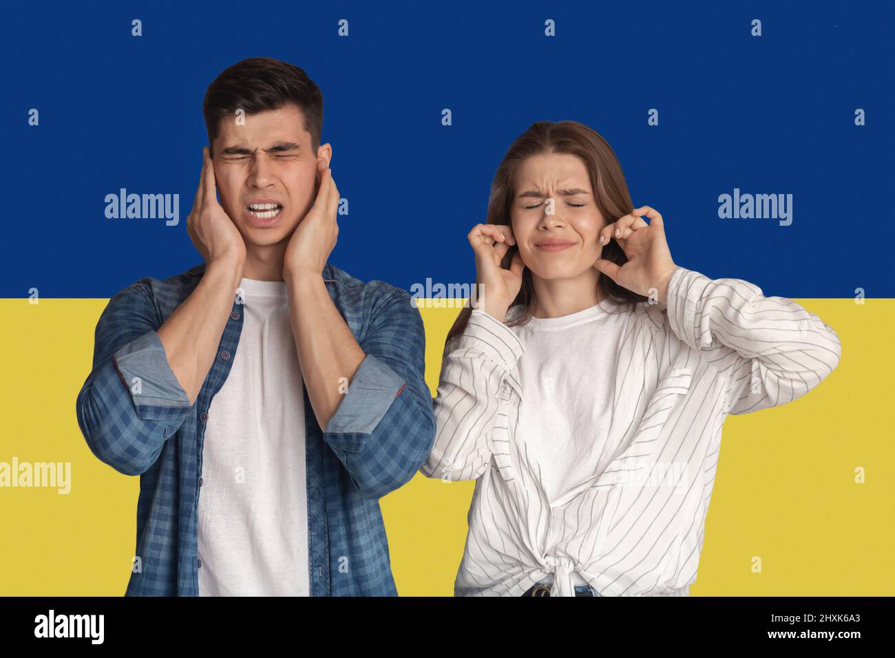 Beenden Sie Den Krieg. Ukrainisches Paar, Das Die Ohren Mit Fingern Verstopft Stockfoto
